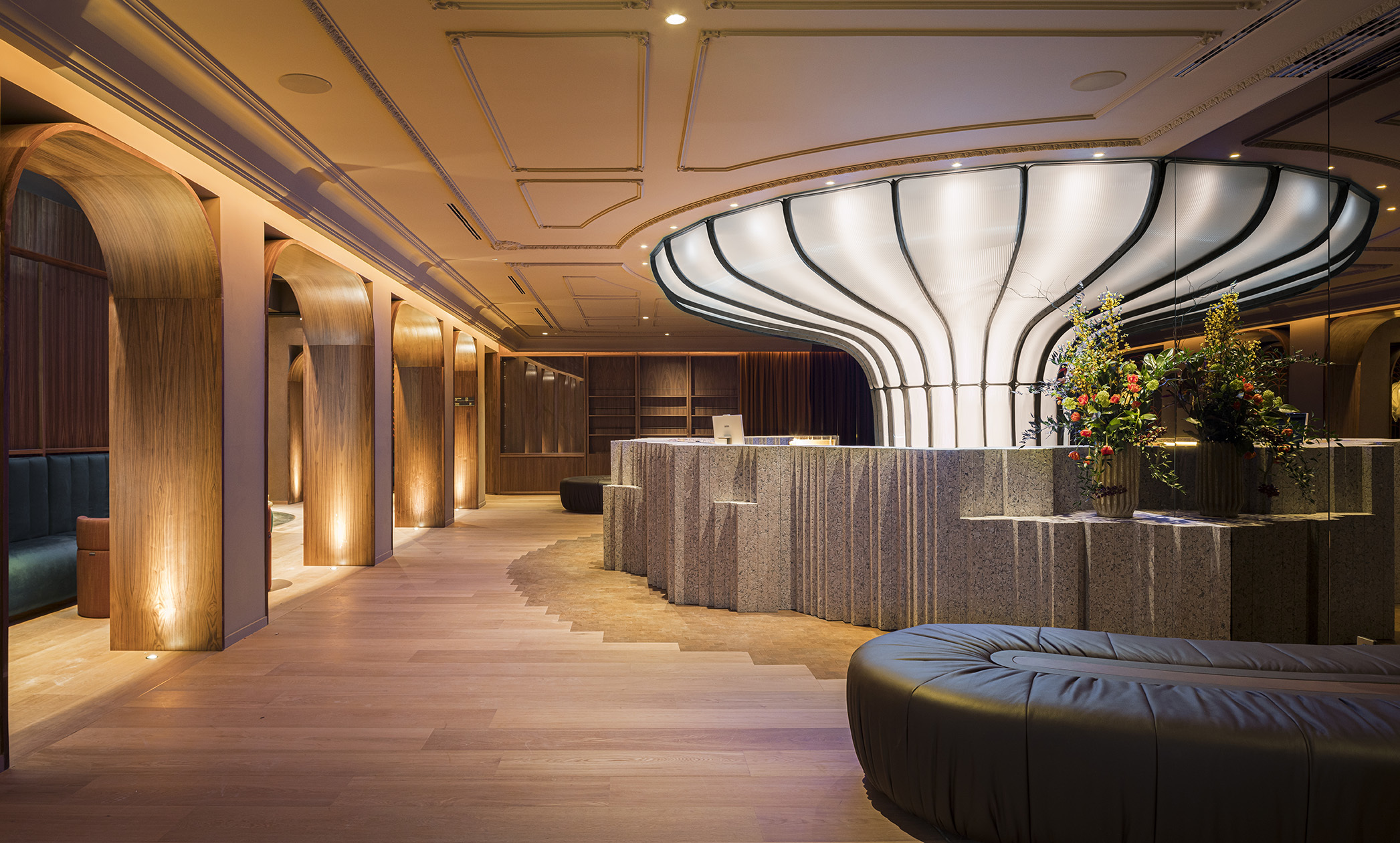La gran lámpara decorativa y la mesa de granito de la recepción del hotel cuyo interiorismo firma Andreu Carulla.