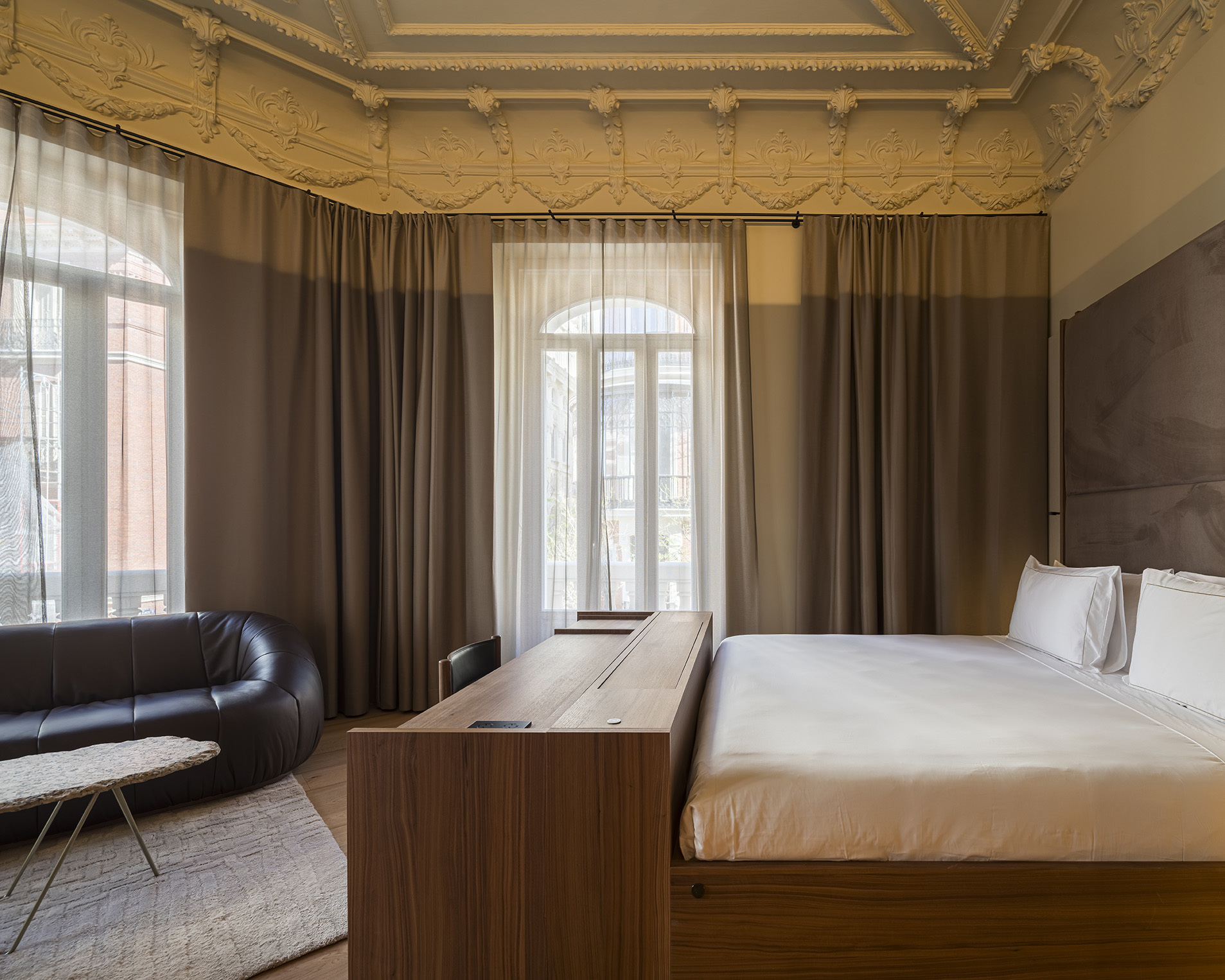 Altos techos, antiguas molduras, camas y muebles de diseño en las 61 habitaciones.