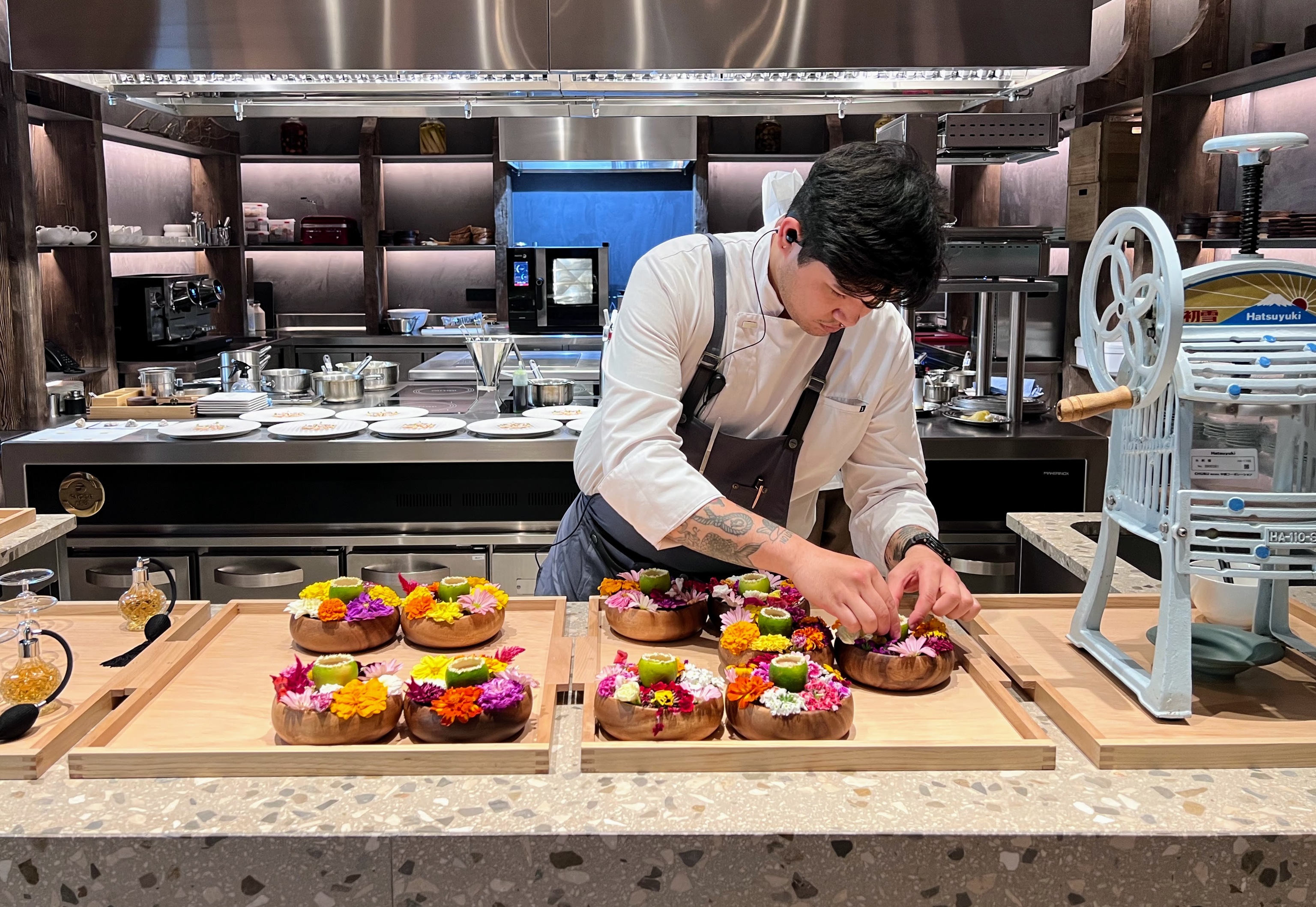 La cocina abierta del restaurante para 24 comensales.
