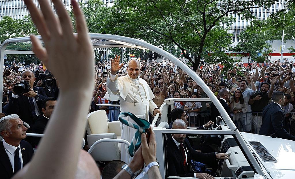 El Papa León XIV en su llegada a la plaza de Lima en Madrid.