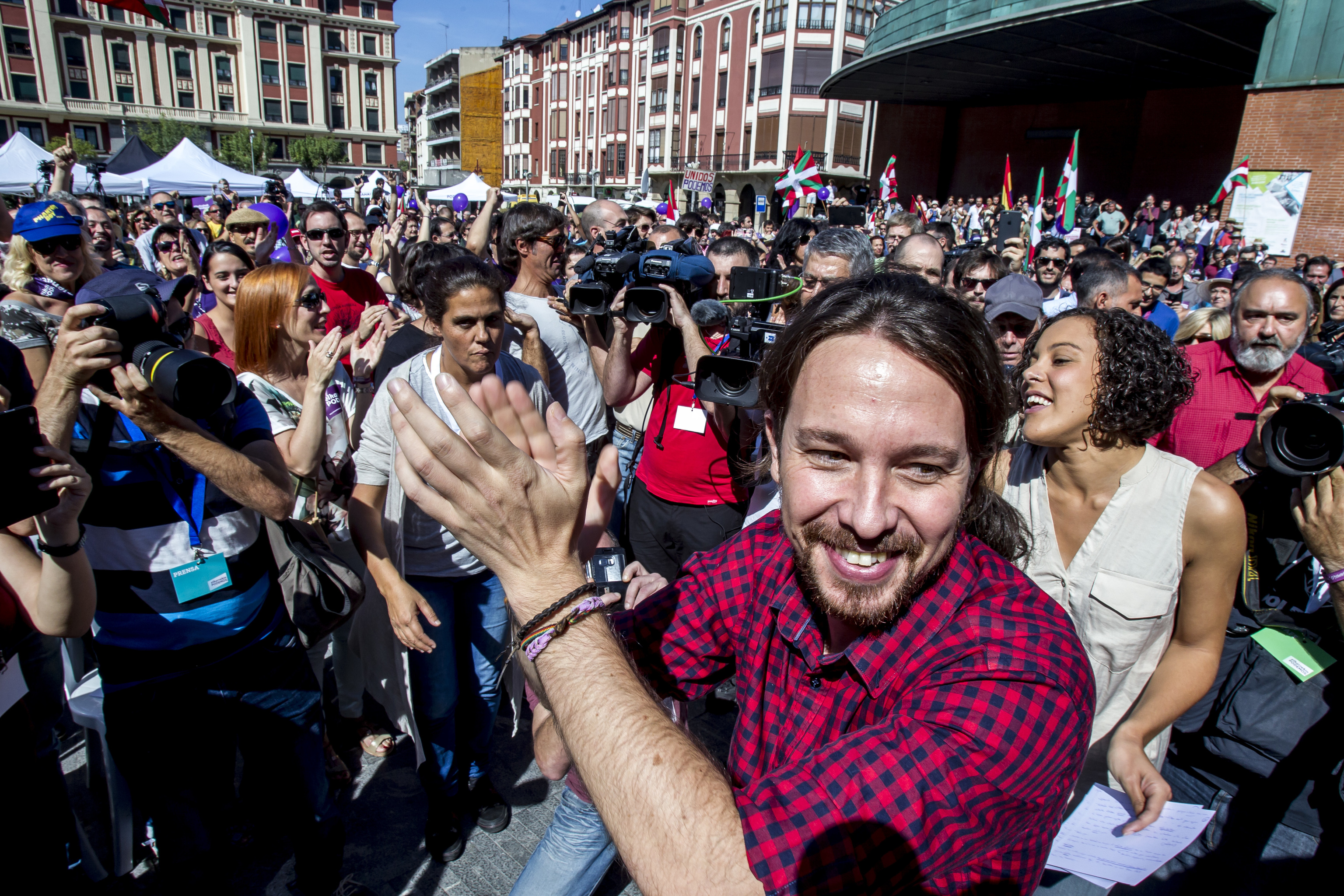 El ex líder de Podemos Pablo Iglesias es jaleado en Bilbao durante la campaña de las elecciones generales de 2016.