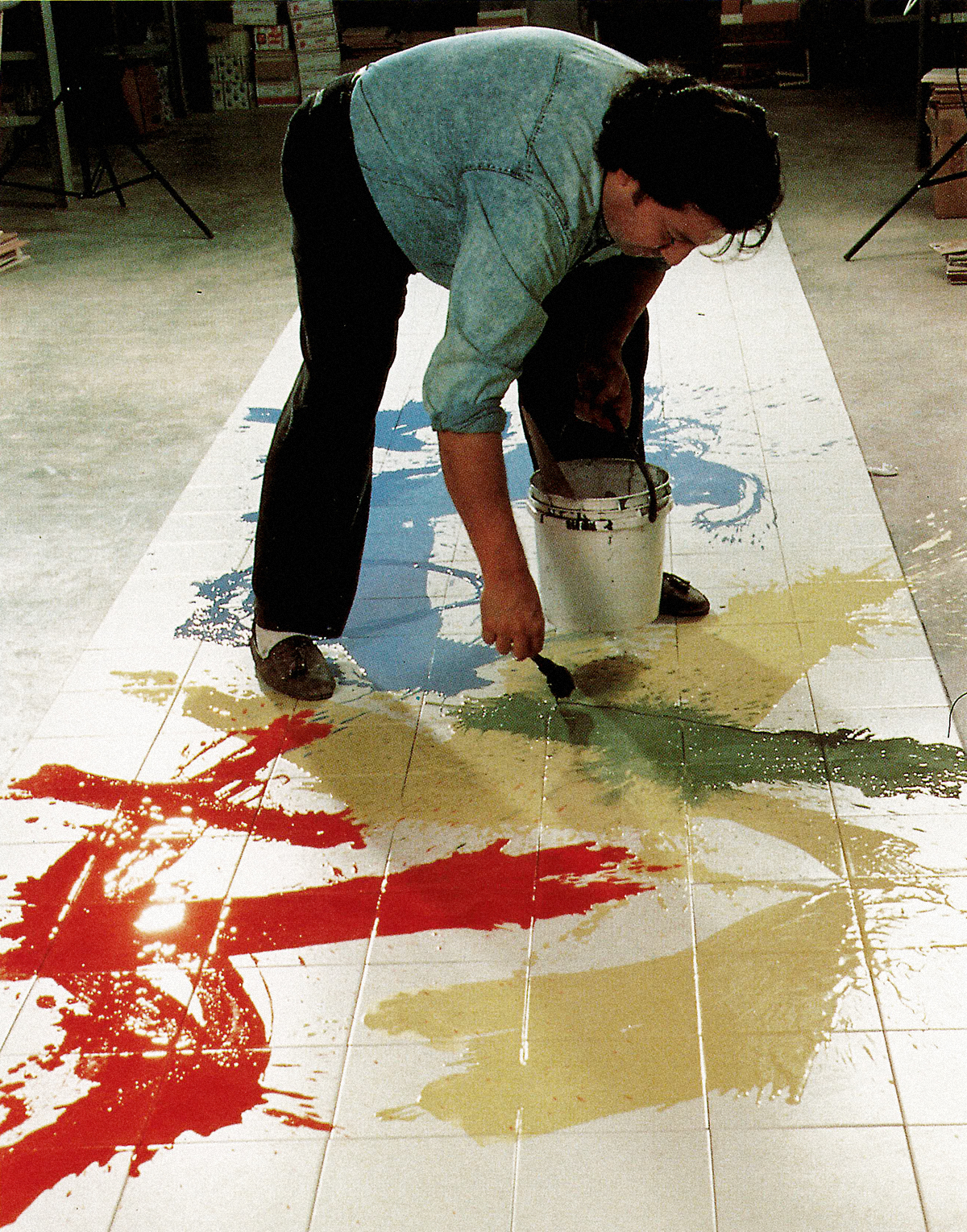 El pintor, ejecutando una de sus piezas en la  fábrica  de Villarreal que convirtió en su taller.