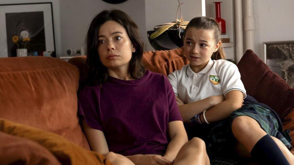 Anna Castillo y Sofía Otero, en su papel en 'Se tiene que morir mucha gente'. E.M.