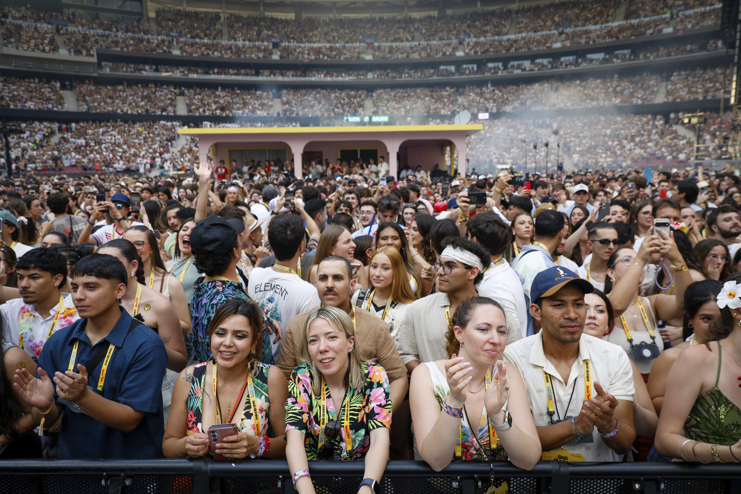 La Casita de Bad Bunny, al fondo, en uno de los shows de Madrid