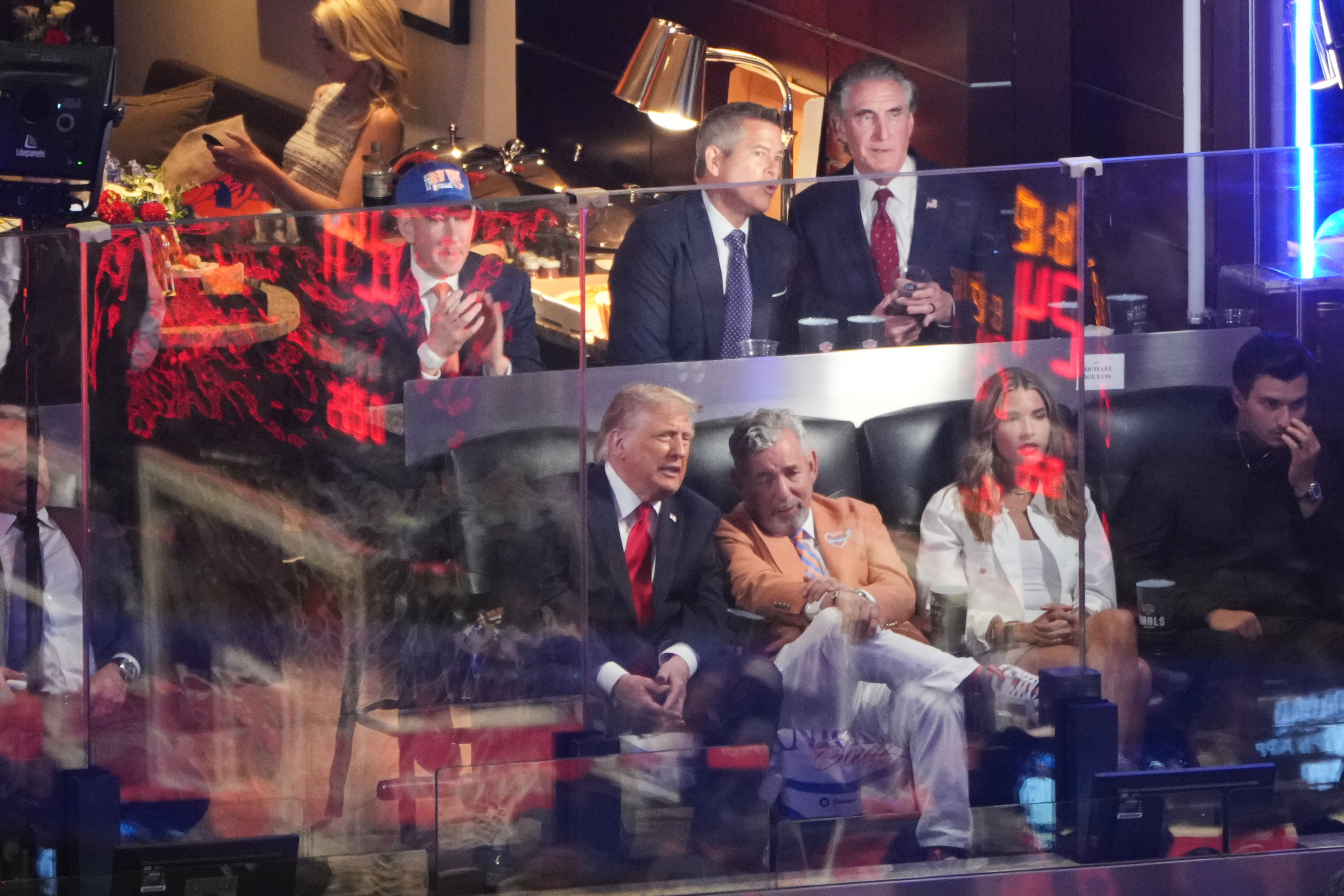 Donald Trump junto al due