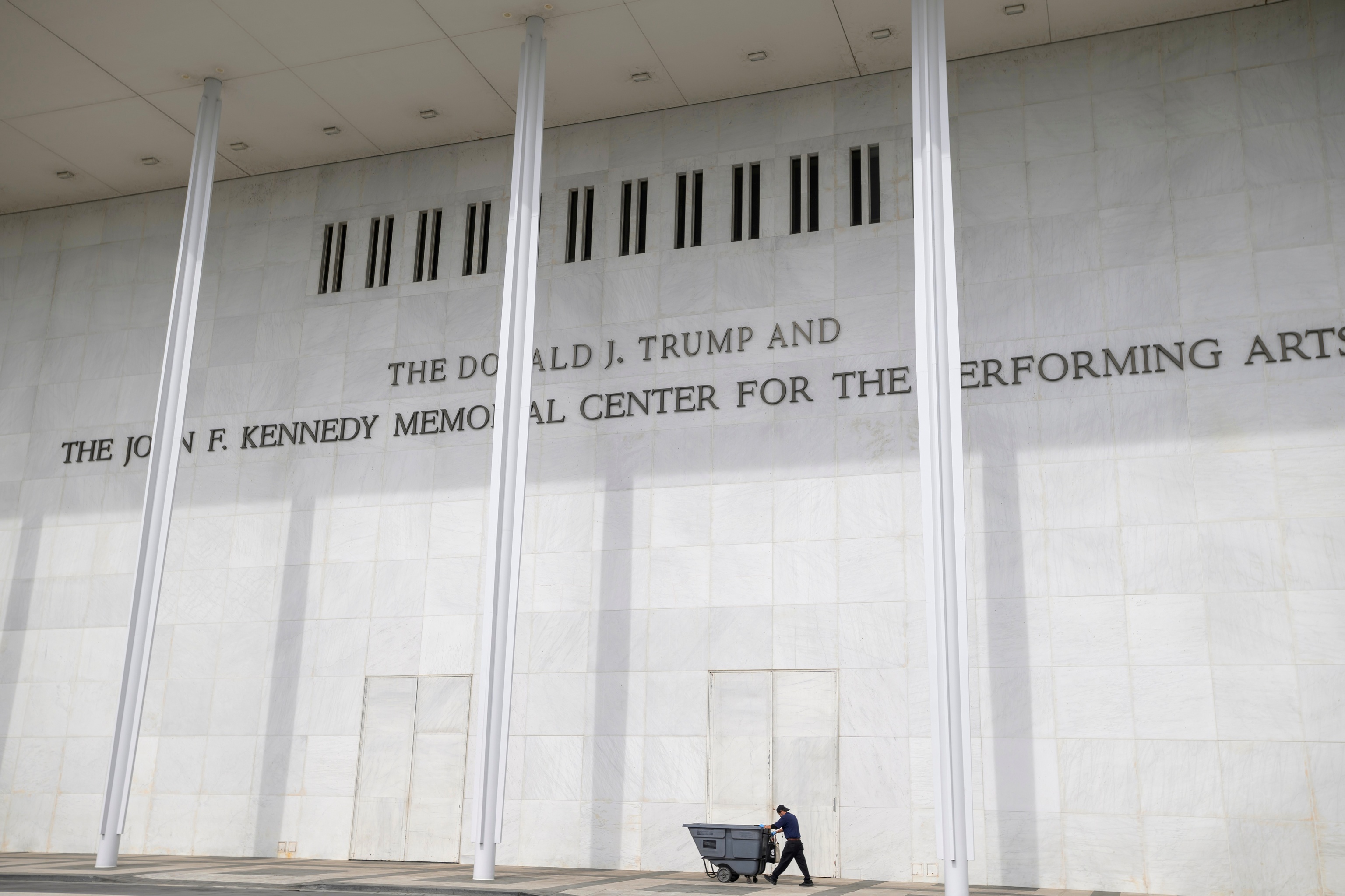 El nombre de Trump, en la fachada del Centro Kennedy de Washington.