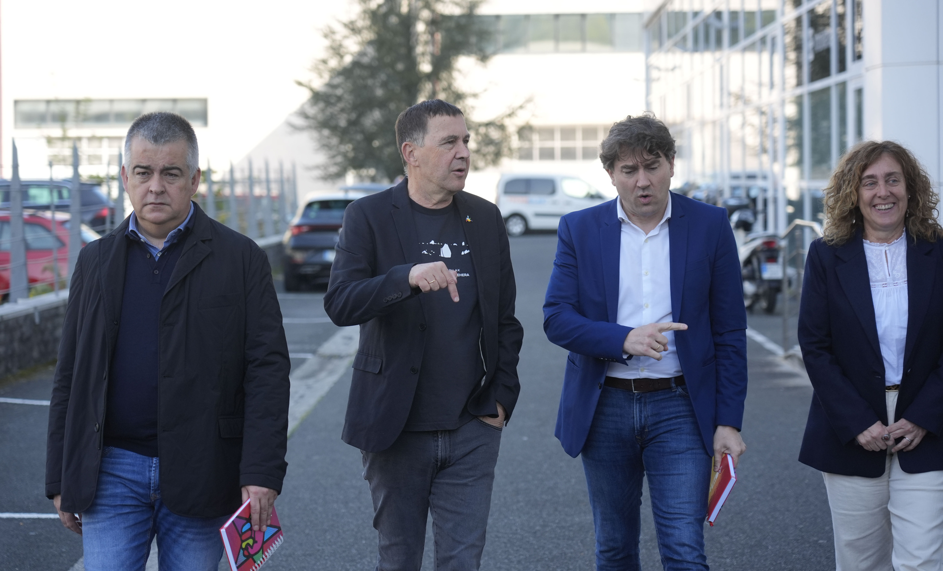 Arnaldo Otegi junto a los socialistas Miguel Morales, Eneko Andueza y Susana García Chueca en un encuentro entre EH Bildu y el PSE--EE.