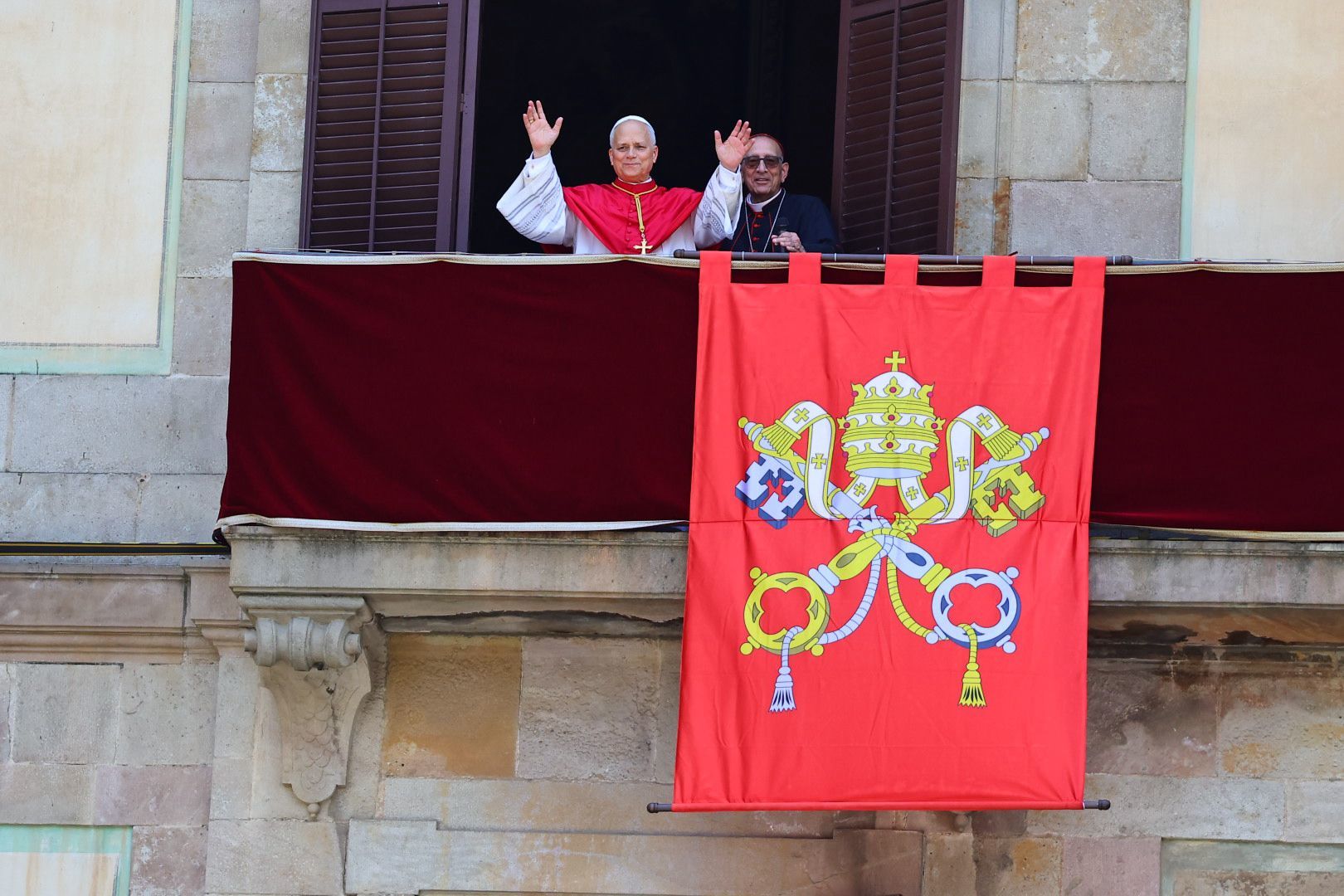 El Papa con Omella en el balcón del Palacio Episcopal