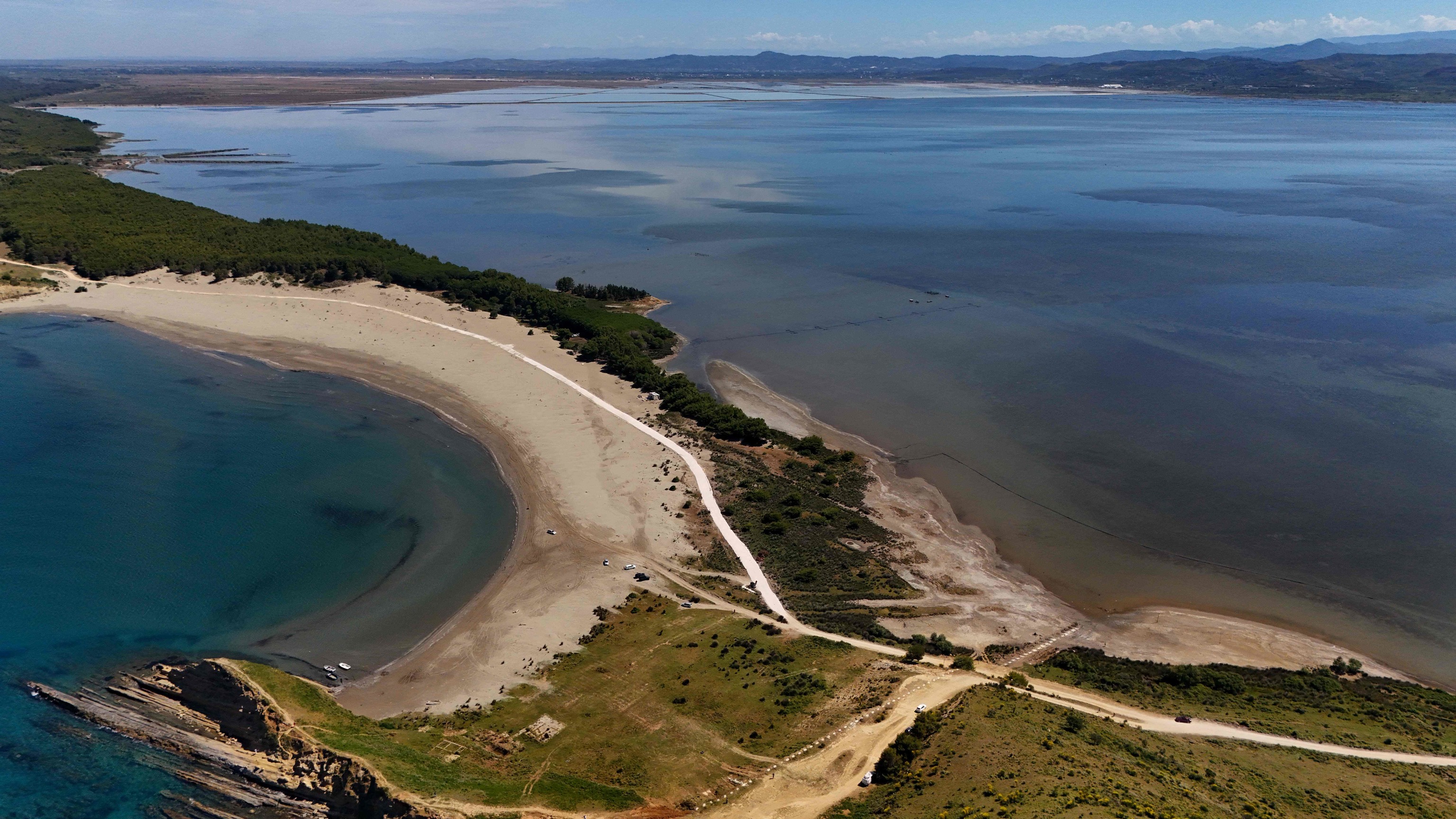 Fotografía aérea muestra la playa de un espacio natural protegido en Zvërnec, en Albania.