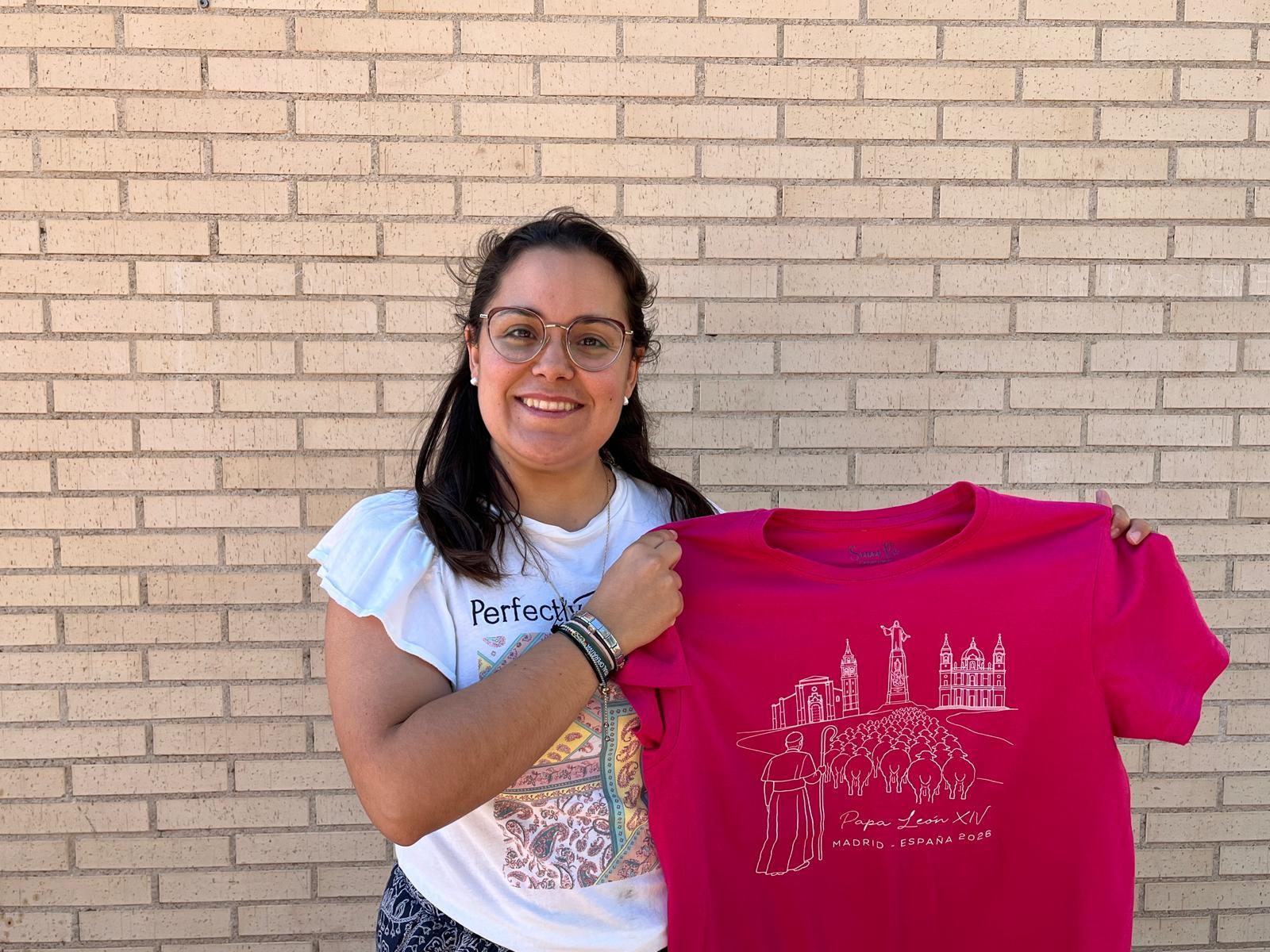 María José Pérez, junto con la camiseta conmemorativa que ha creado.