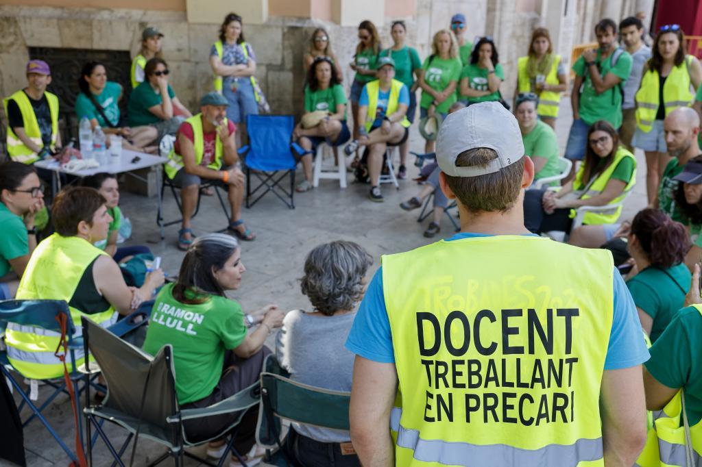 Asamblea de profesores en el centro de Valencia, este martes.