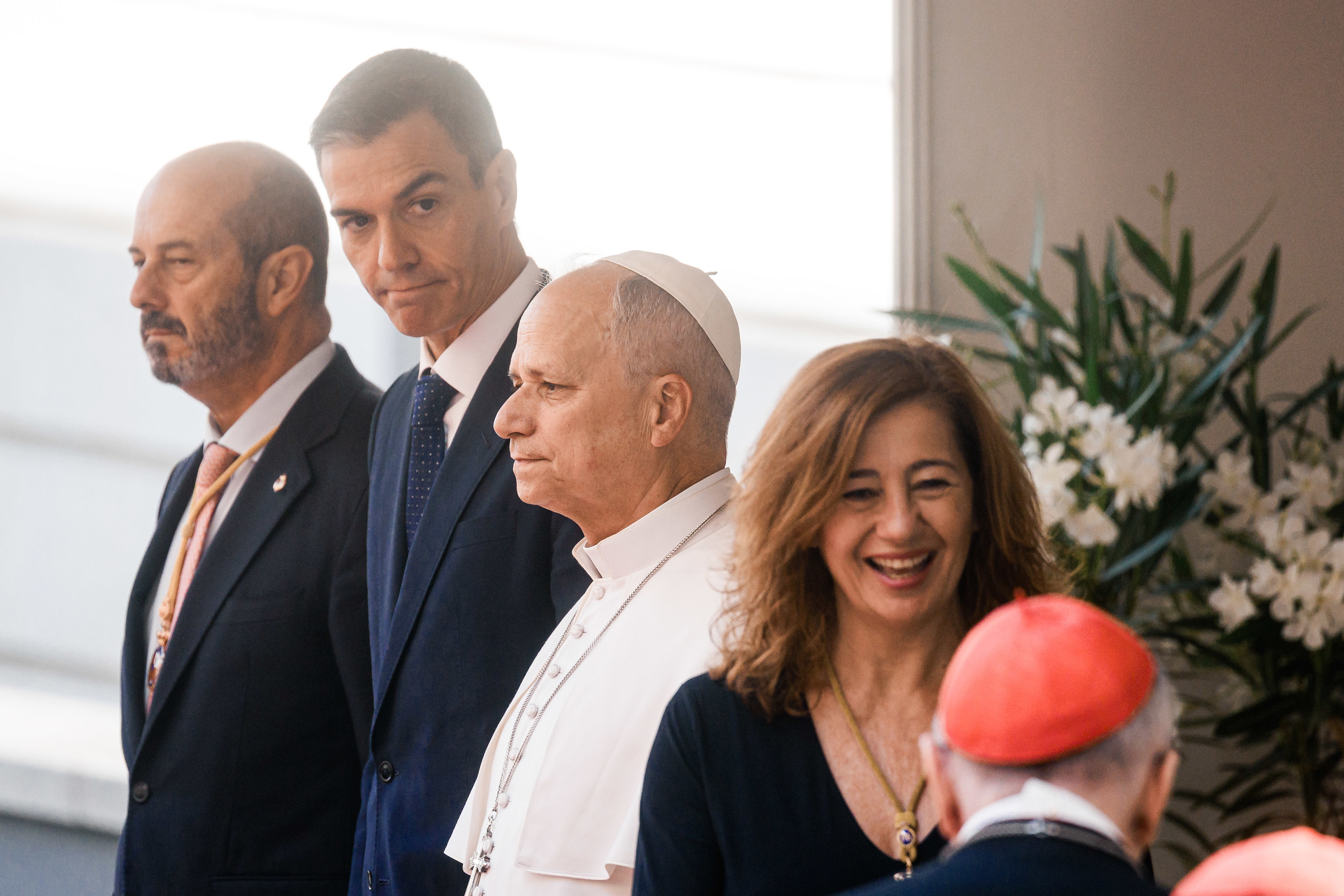 Pedro Sánchez observa al Papa, en la puerta del Congreso.