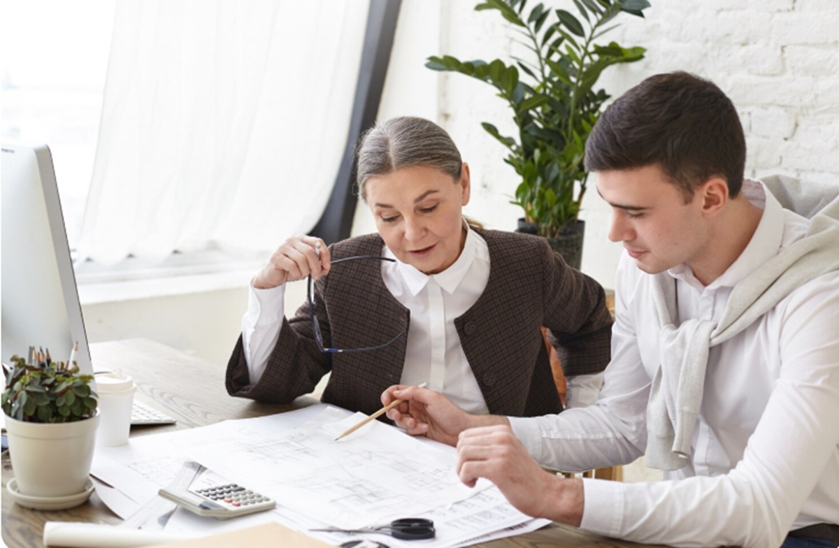 Dos personas analizando documentos