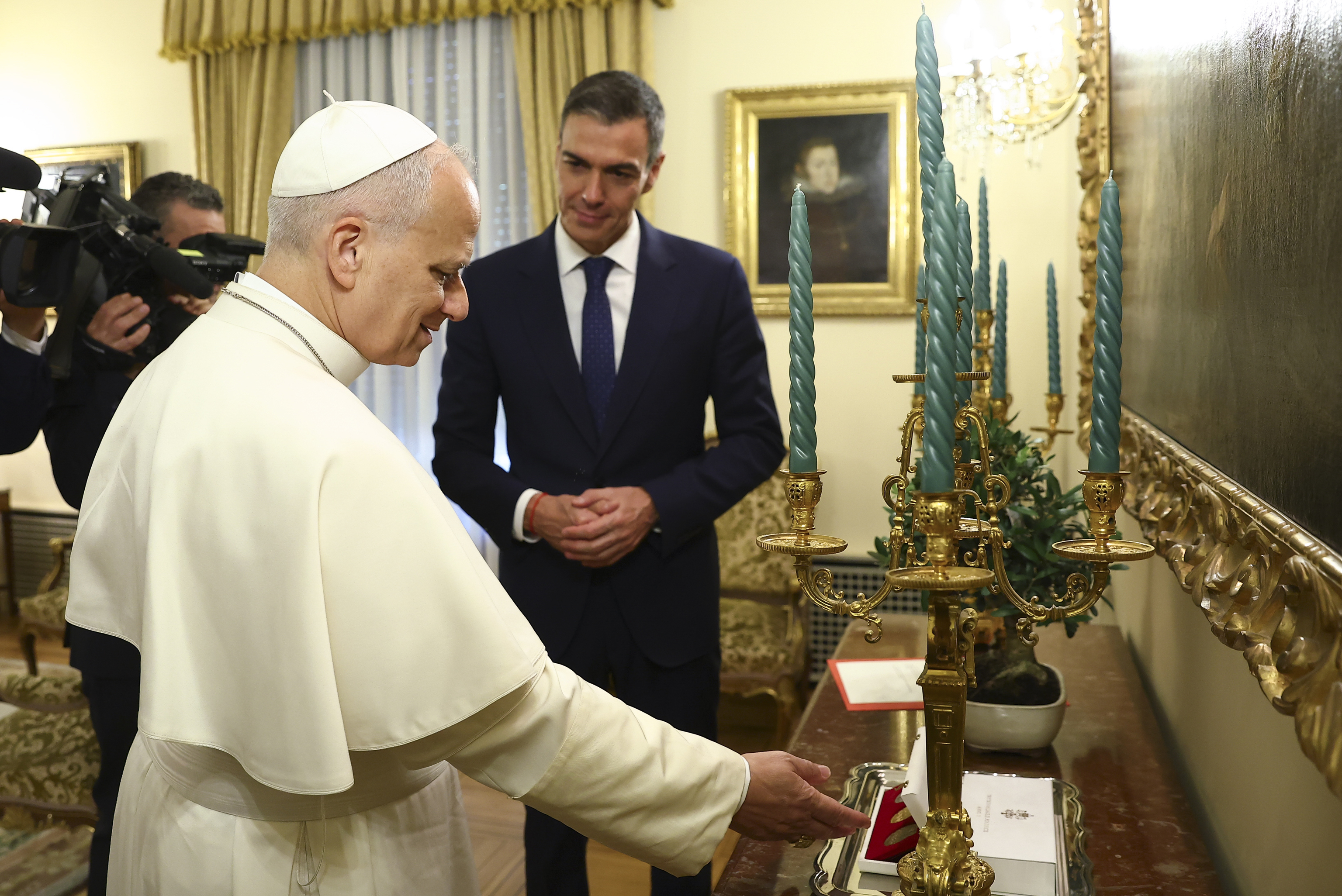 Sánchez aprovecha la visita del Papa para relanzar a Ángel Víctor Torres en Canarias: 'presidirá' seis actos por delante de Clavijo | España