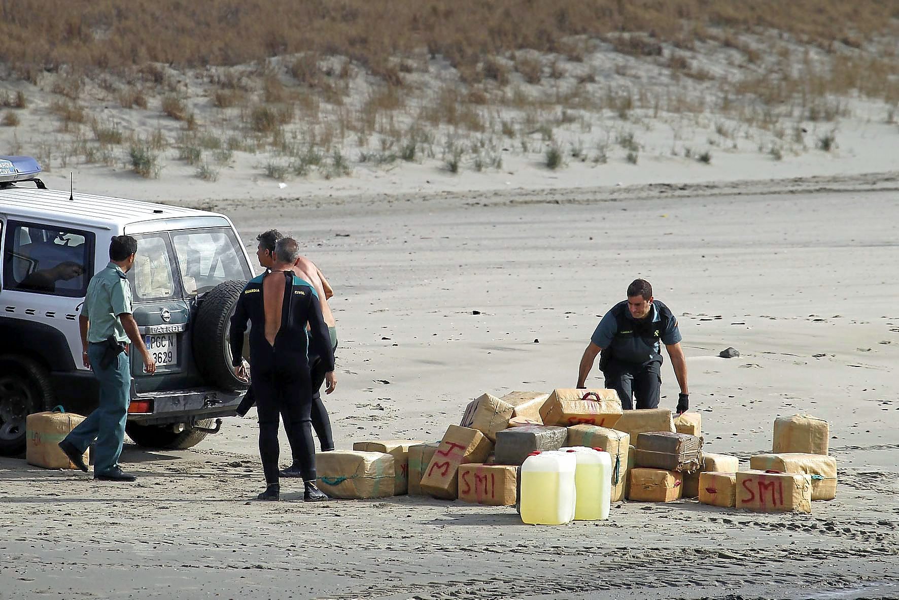 La droga transportada por una narcolancha aparece en una playa de Cádiz.