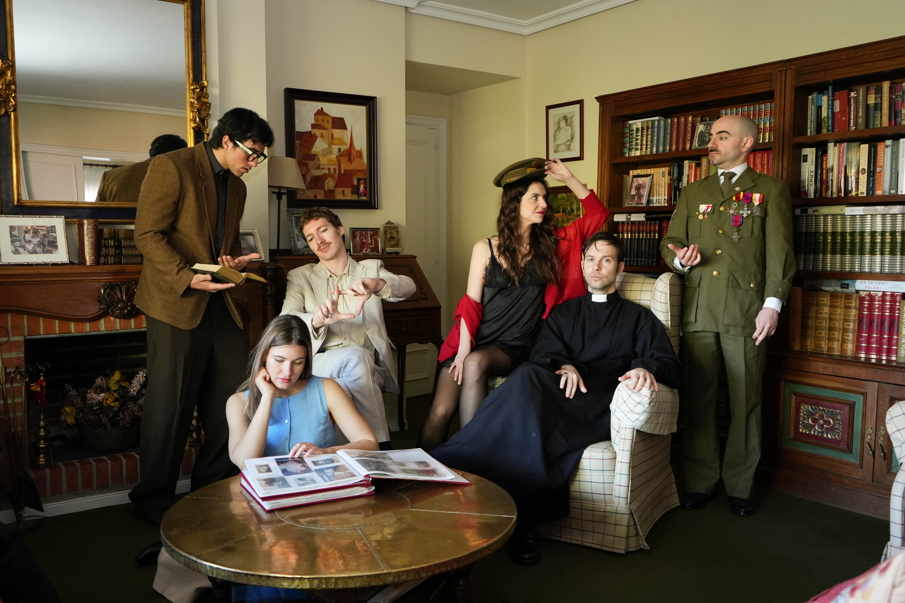 El elenco de 'Crónica de un mal español', de la Compañía Balmoral.