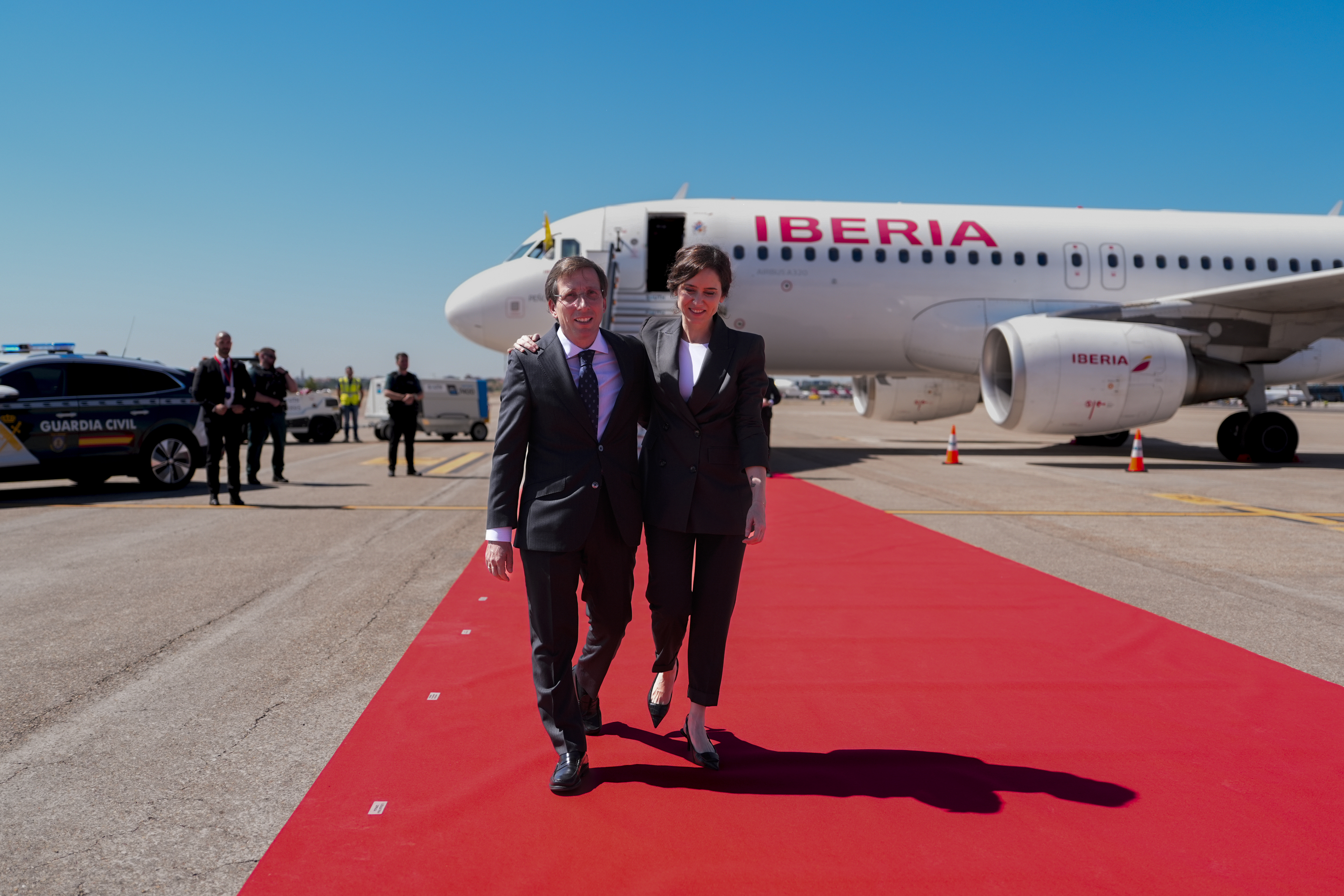 Almeida y Ayuso, ayer en Barajas tras despedir a León XIV.