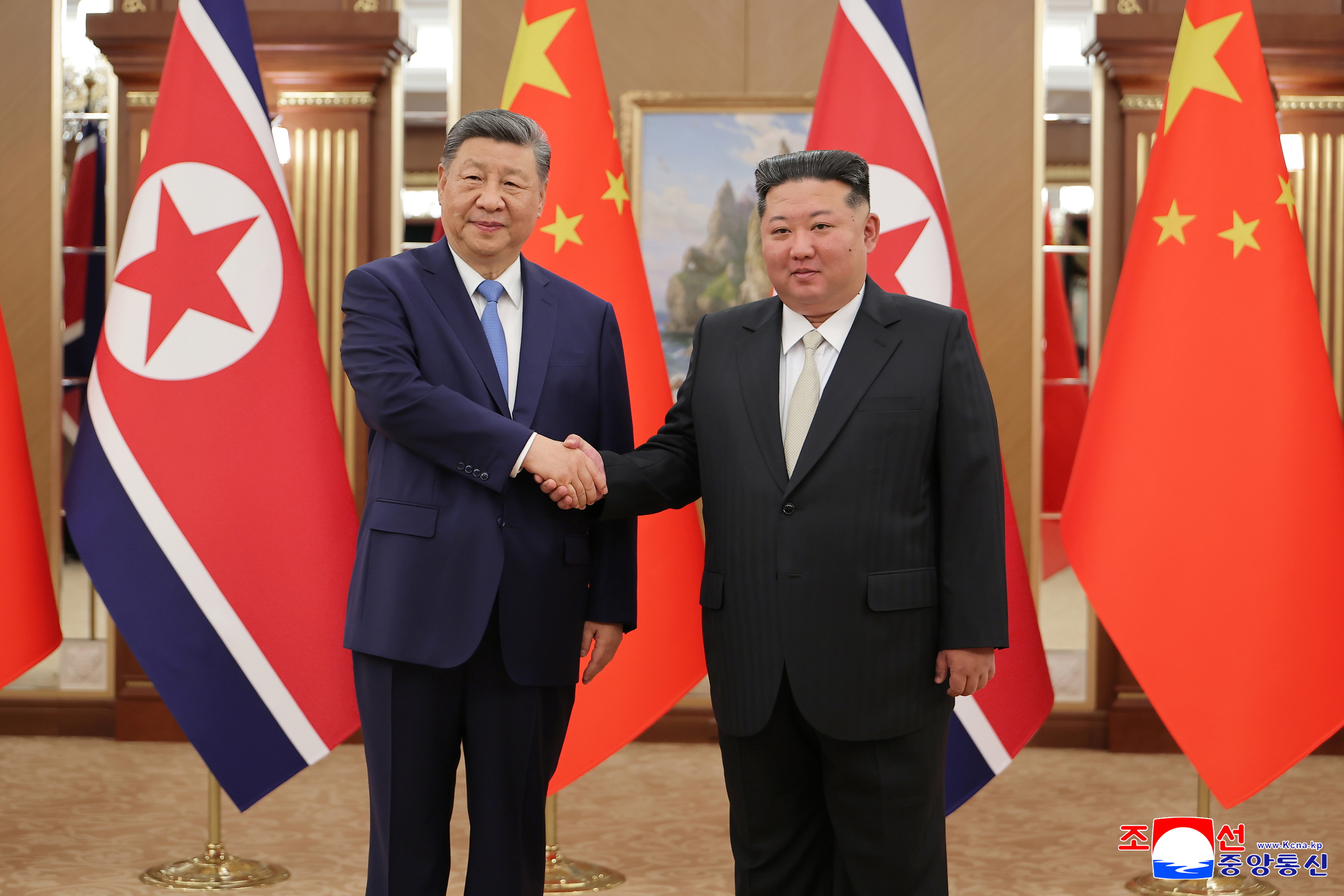 El presidente de China, Xi Jinping (i), junto al líder norcoreano Kim Jong-Un.