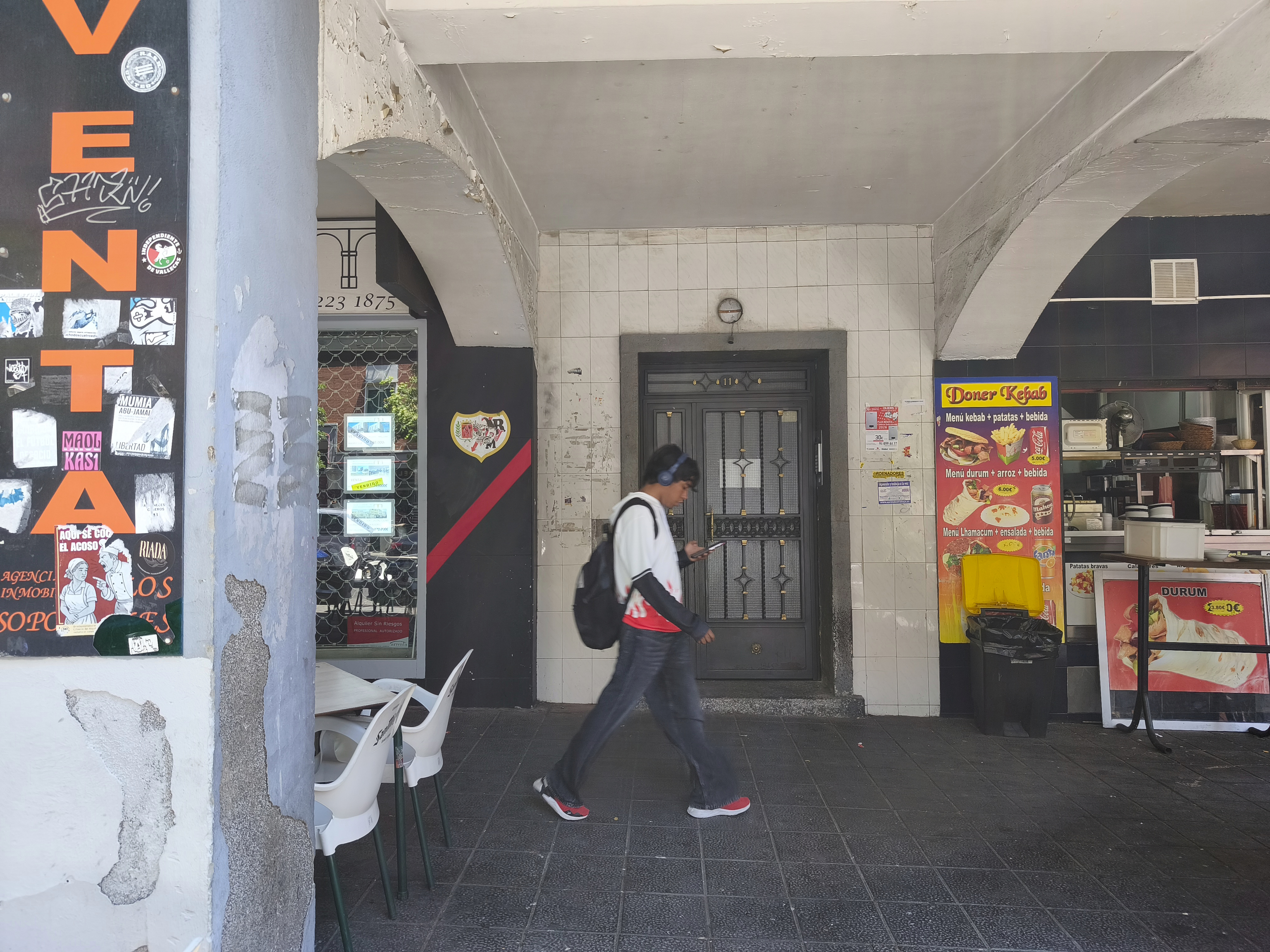 Fachada del edificio situado en la calle Sierra del Cadi, 11