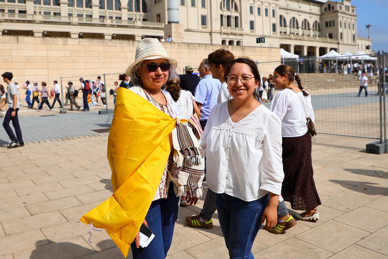 Ely, nacida en Paraguay, y Conny, en Perú.