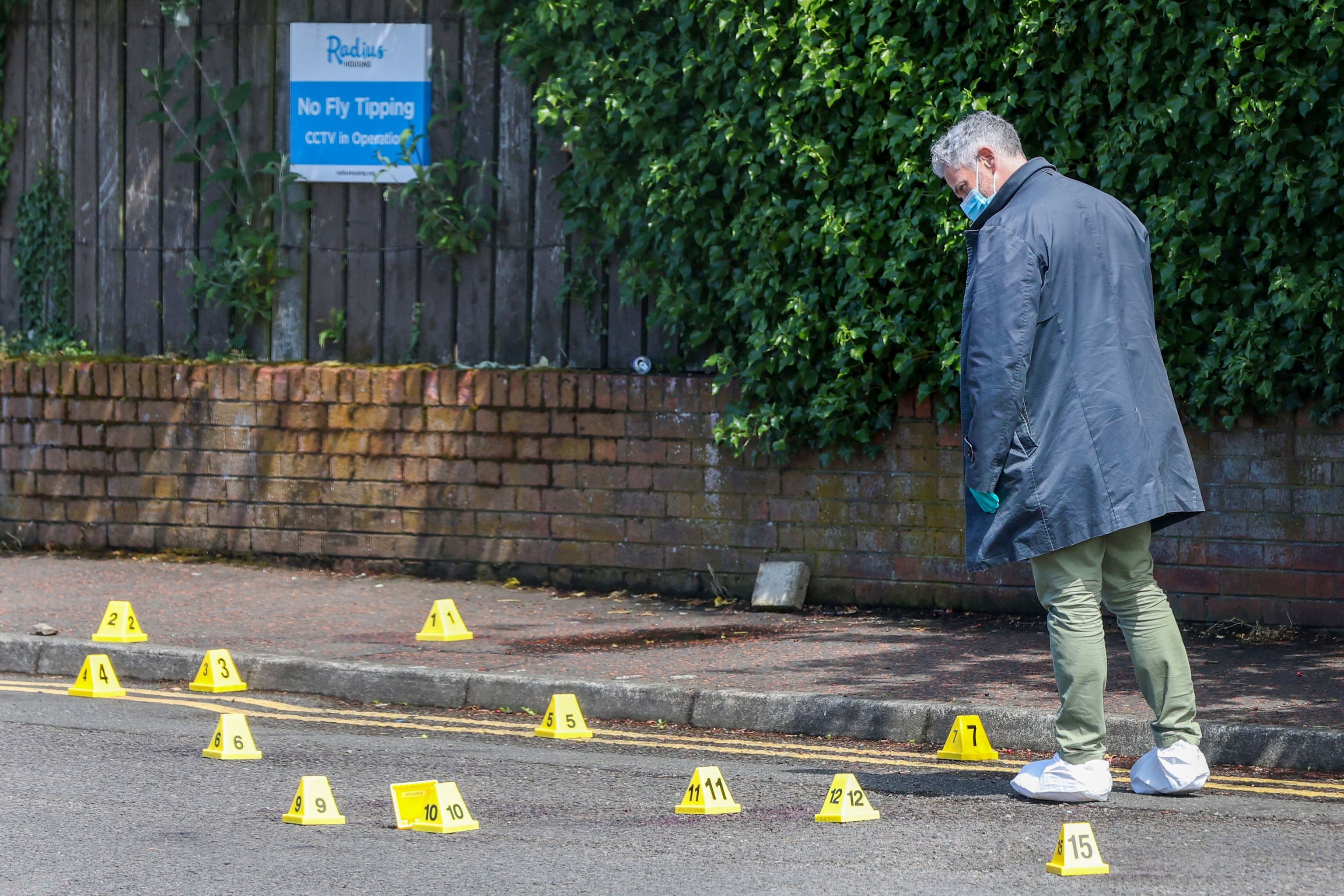 Un Policía recoge pruebas en Belfast