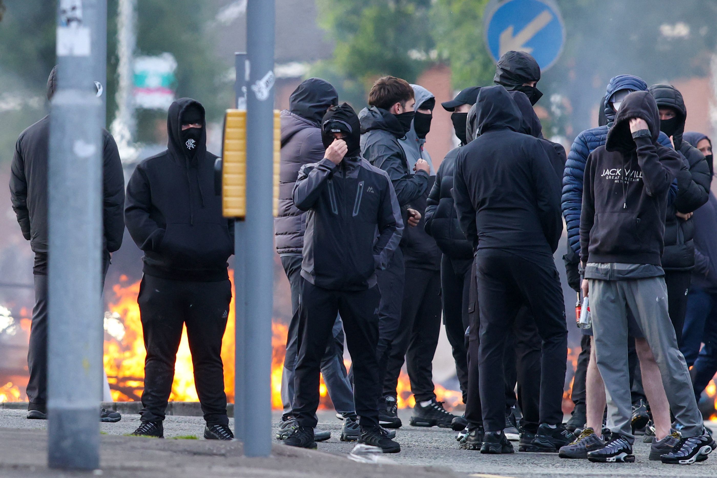 Grupos de antiinmigrantes en las calles de Belfast.