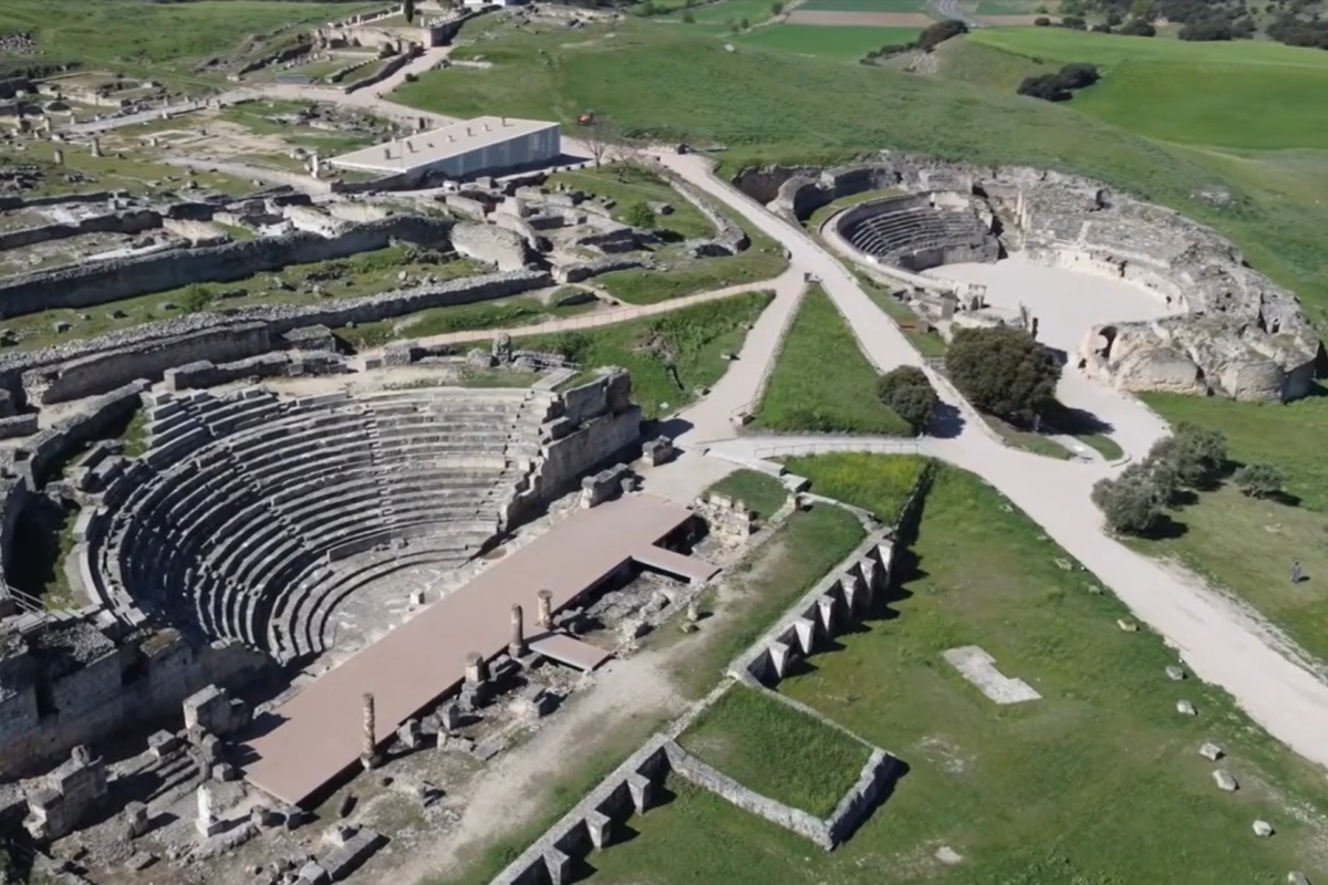 Parece Grecia o Roma, pero la "ciudad victoriosa" está en España: tiene un anfiteatro espectacular y ruinas protegidas