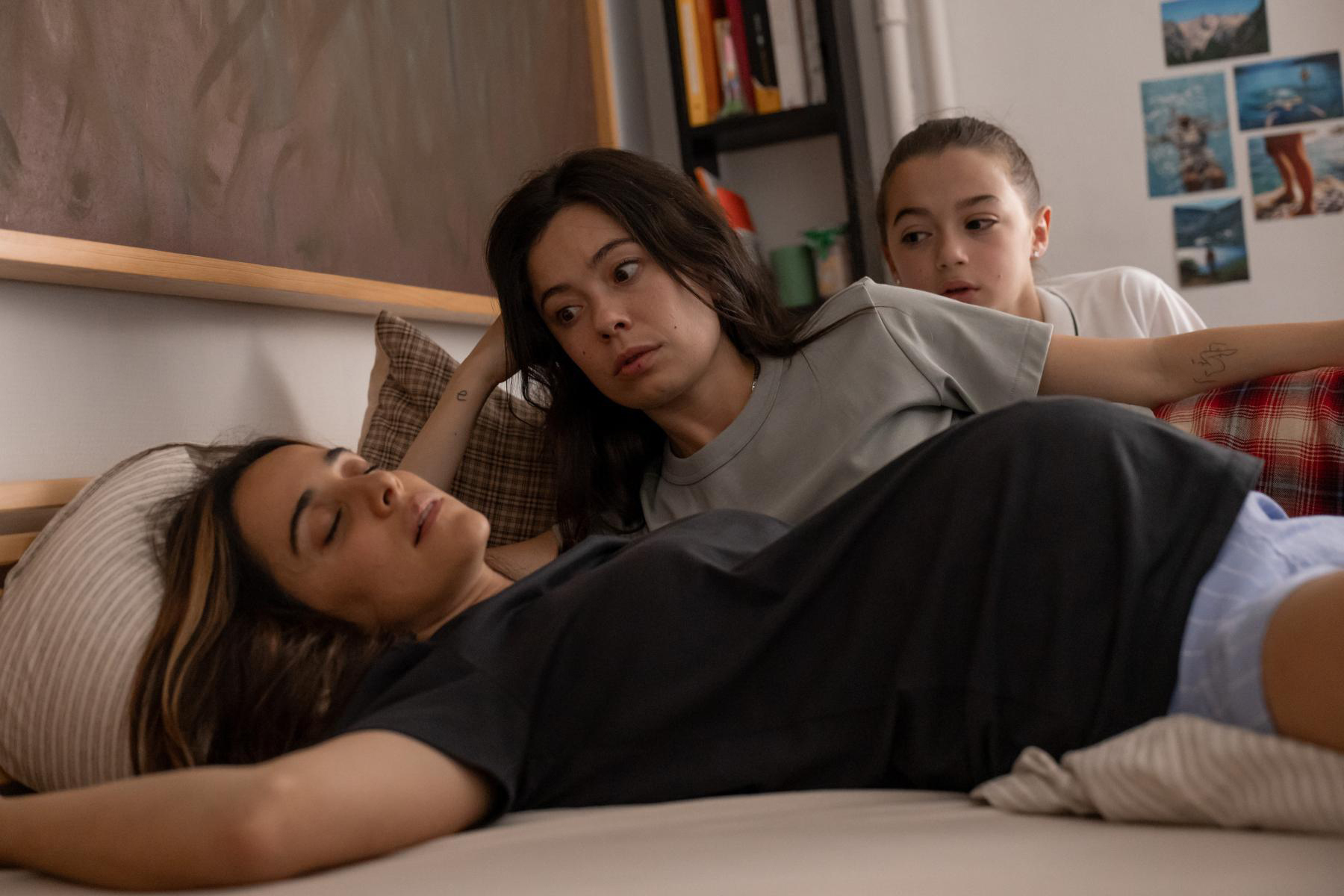 Macarena García, Anna Castillo (en el papel de Bárbara) y Sofía Otero, en 'Se tiene que morir mucha gente'.