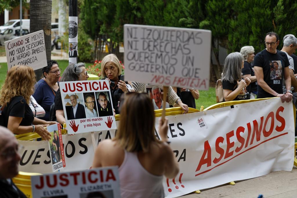 Protesta de víctimas de la dana, este miércoles, a las puertas del juzgado de Catarroja.