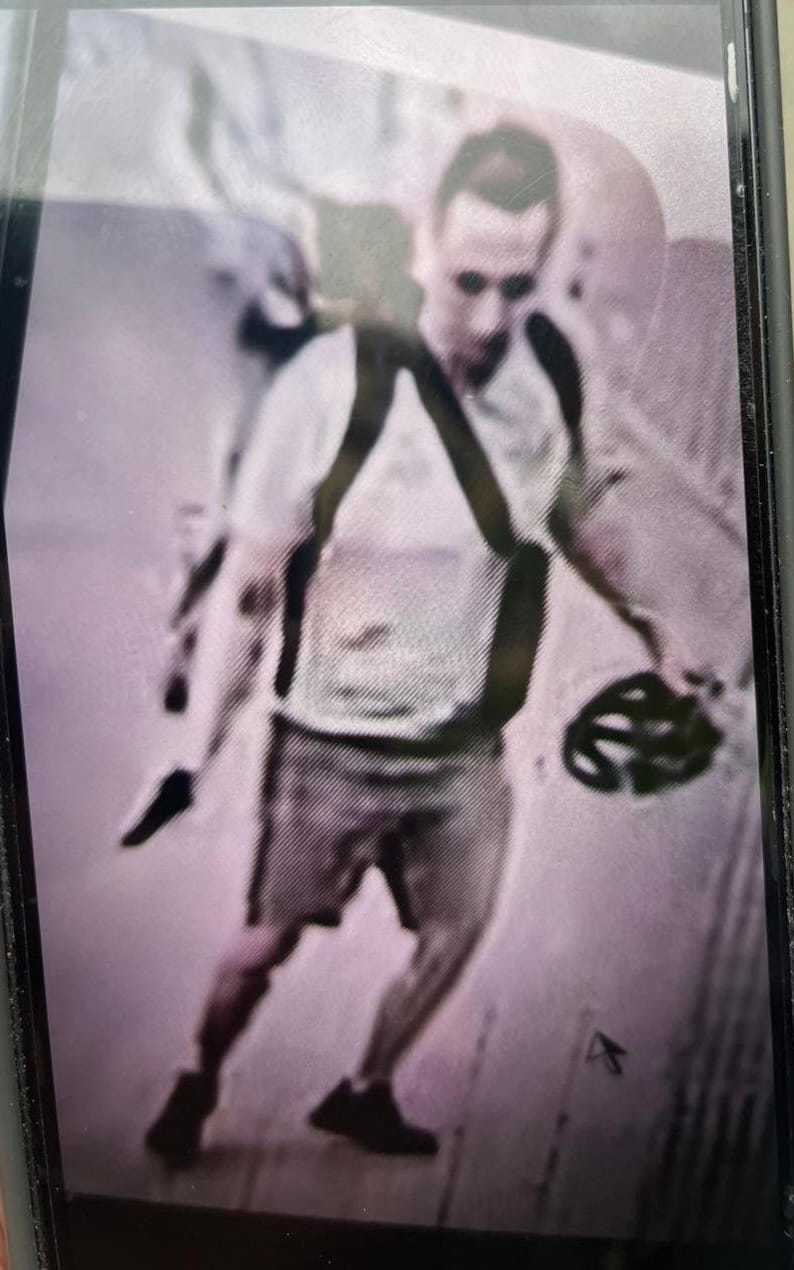 La policía busca a un sospechoso que podría ser el de esta imagen.