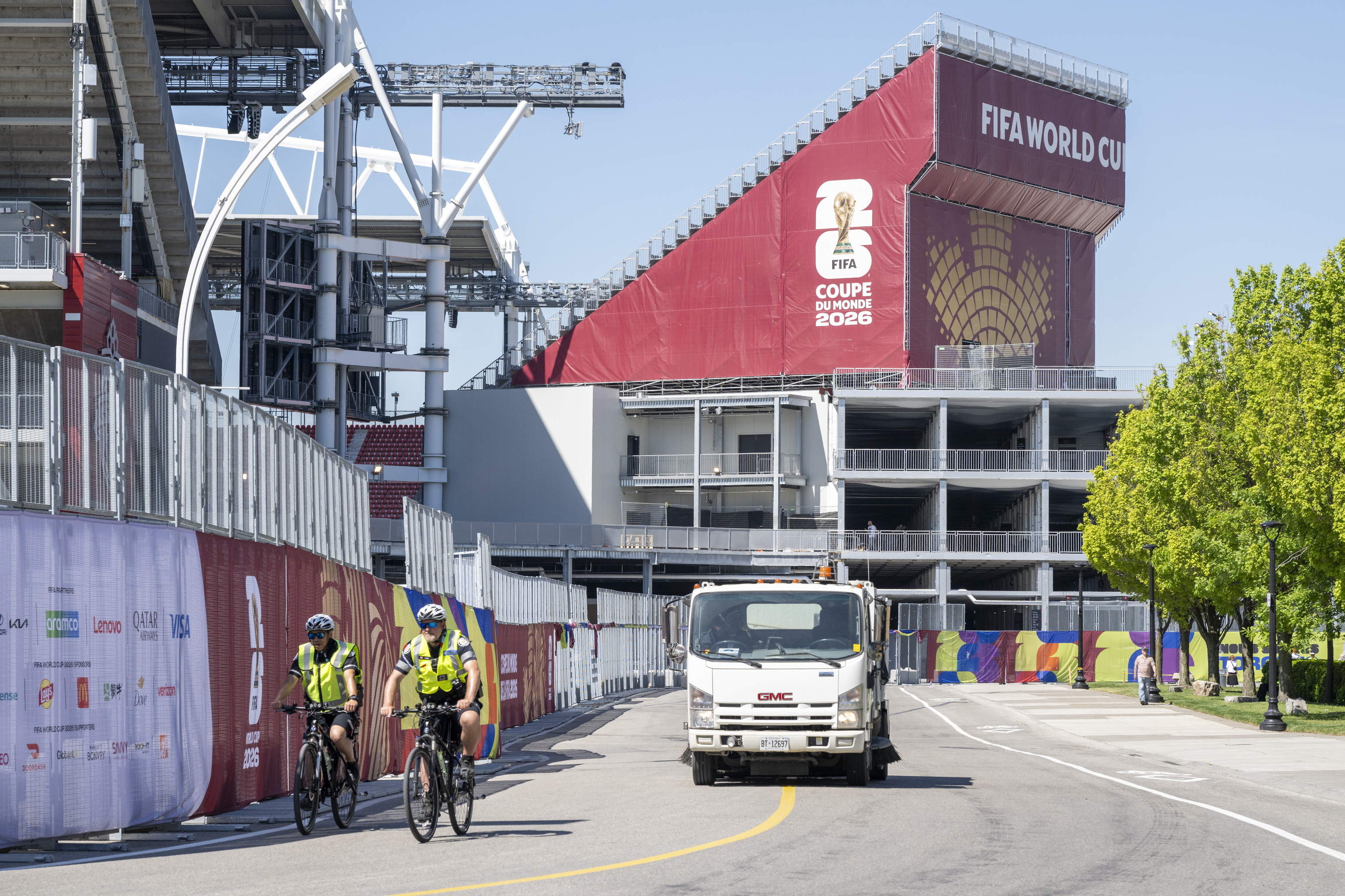 TORONTO (CANADÁ), 03/06/2026.- Agentes de la policía de patrulla ciclista circulan en bicicleta en el exterior del Toronto Stadium, en Toronto (Canadá), el 3 de junio de 2026. Toronto es una de las ciudades anfitrionas de la Copa Mundial de la FIFA 2026, organizada conjuntamente por Estados Unidos, Canadá y México del 11 de junio al 19 de julio. (Mundial de Fútbol). EFE/EPA/EDUARDO LIMA.