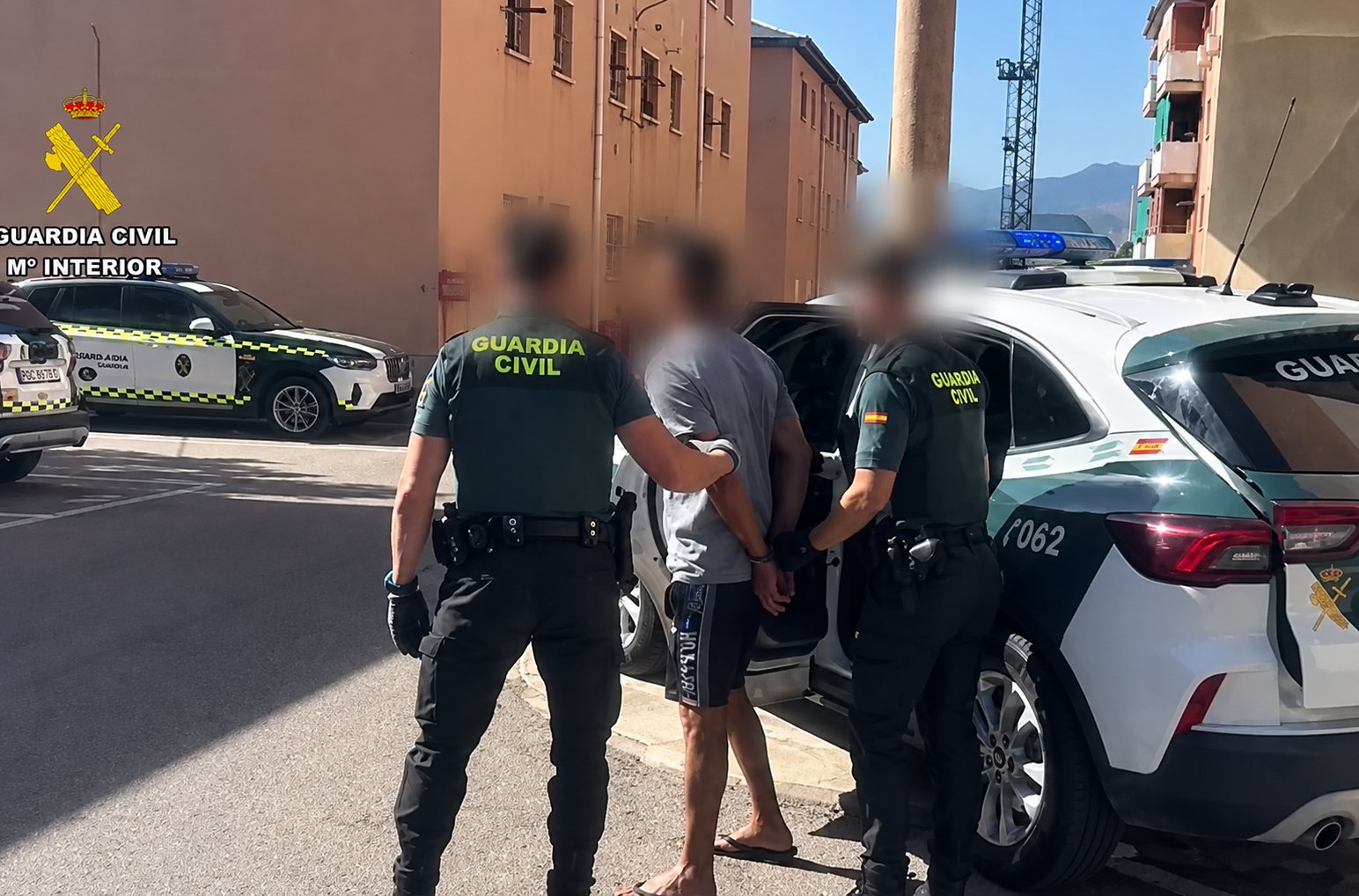 Dos agentes de la Guardia Civil custodiando al detenido.