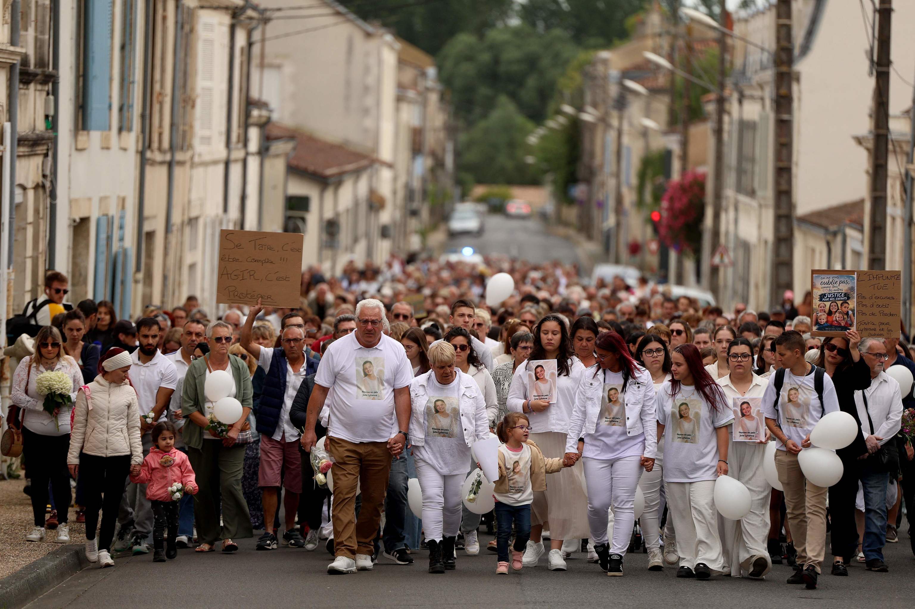 Los participantes desfilan durante una manifestación en memoria de Lyhanna, en Saint-Jean d'Angely.