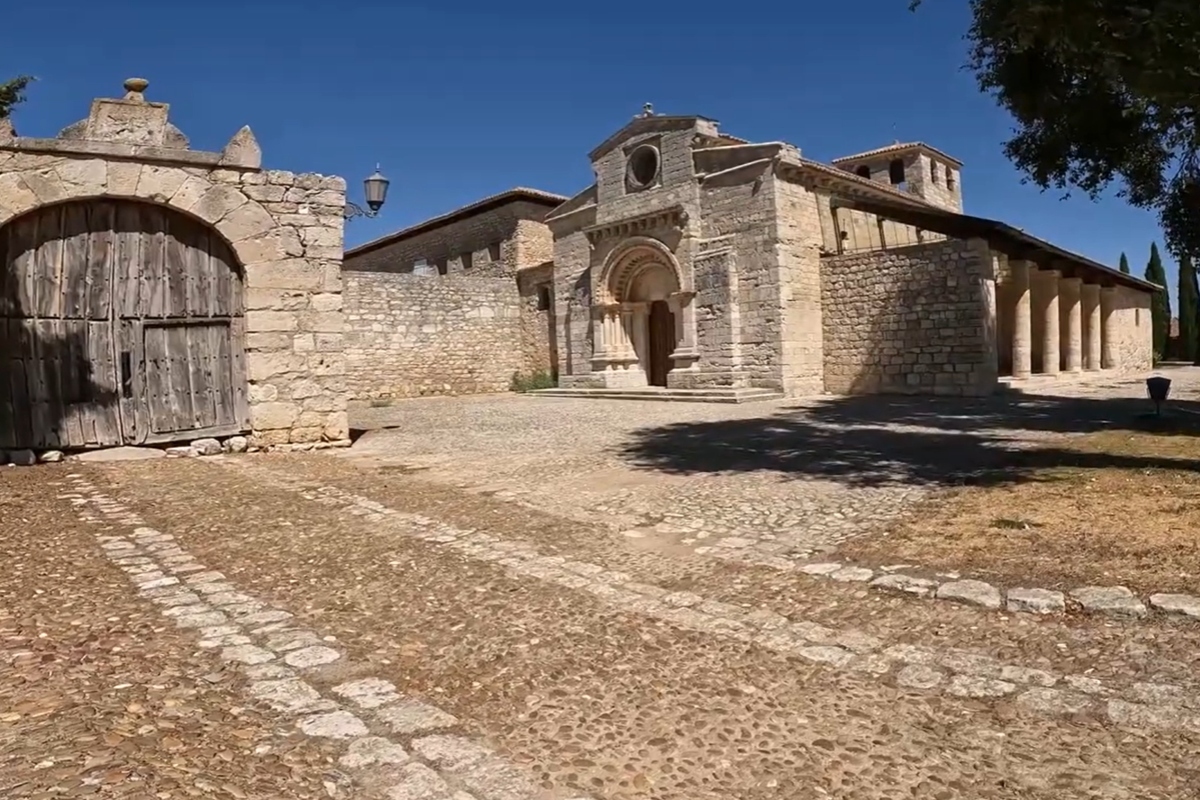 Este pueblo de Castilla y León es único en España: una parada obligatoria del Camino de Santiago (aunque da un poco de miedo)