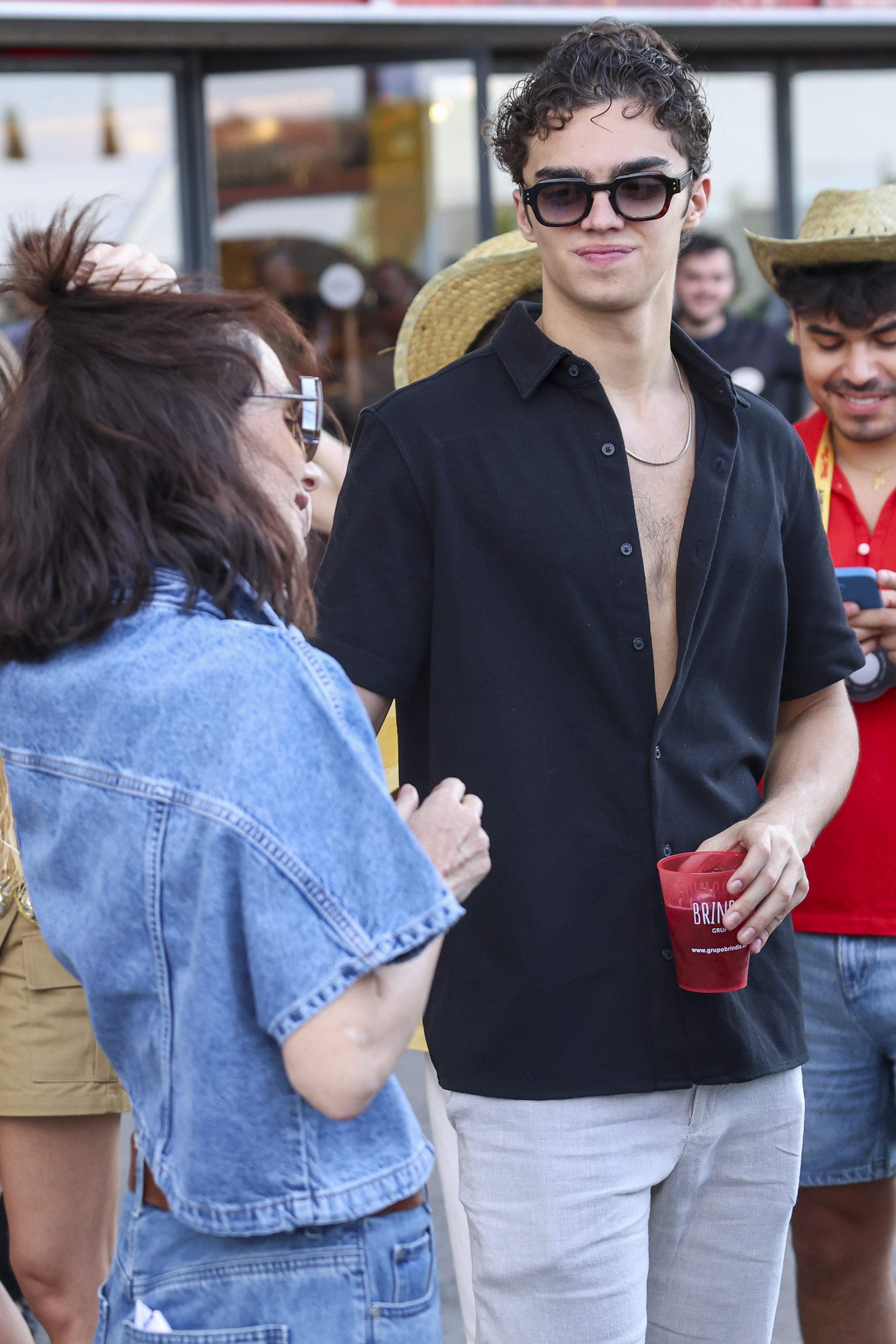 Paz Vega, de espaldas, y su hijo Orson, en una imagen reciente.
