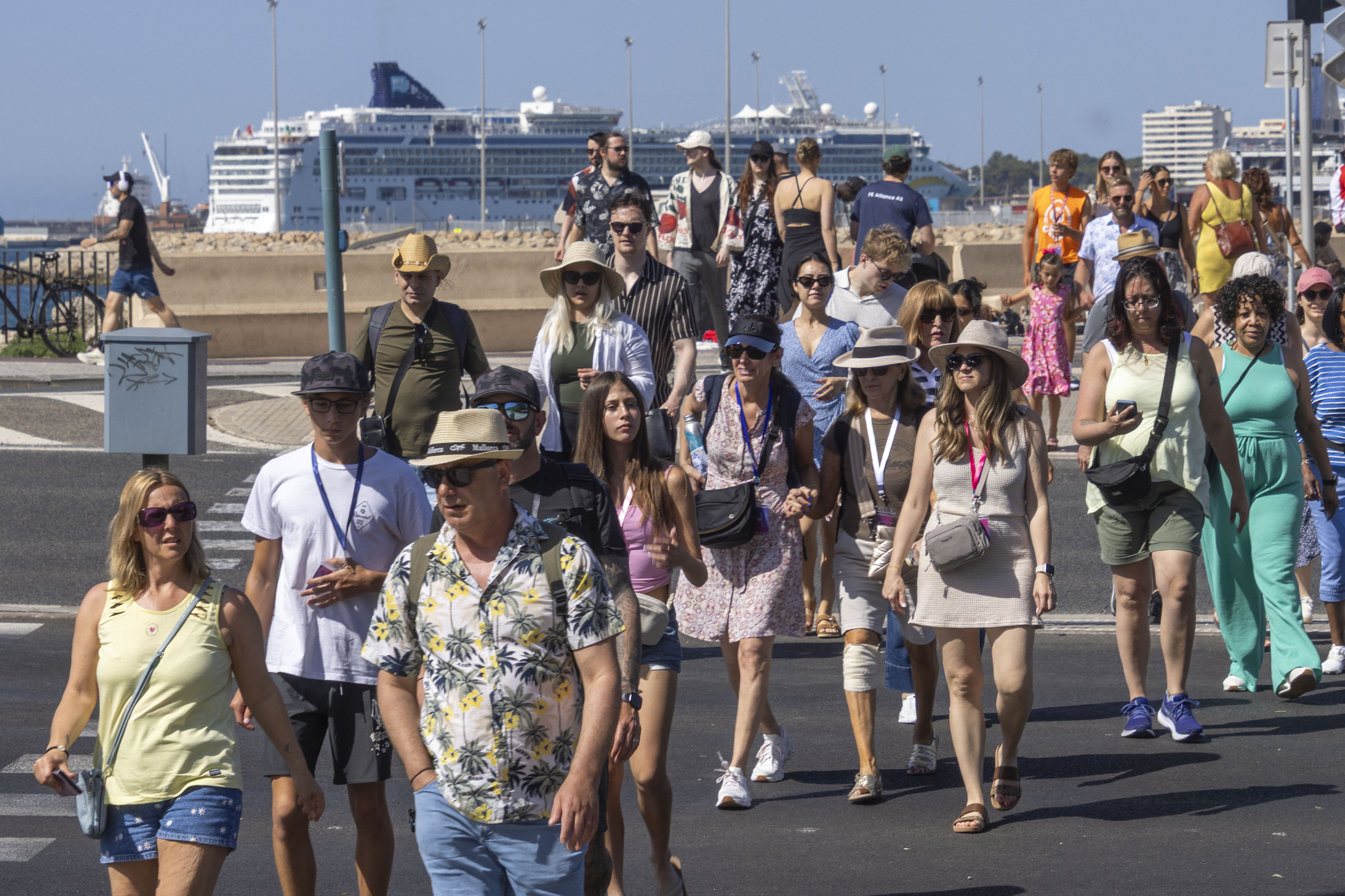 Varios turistas en el Parc de la Mar de Palma de Mallorca.
