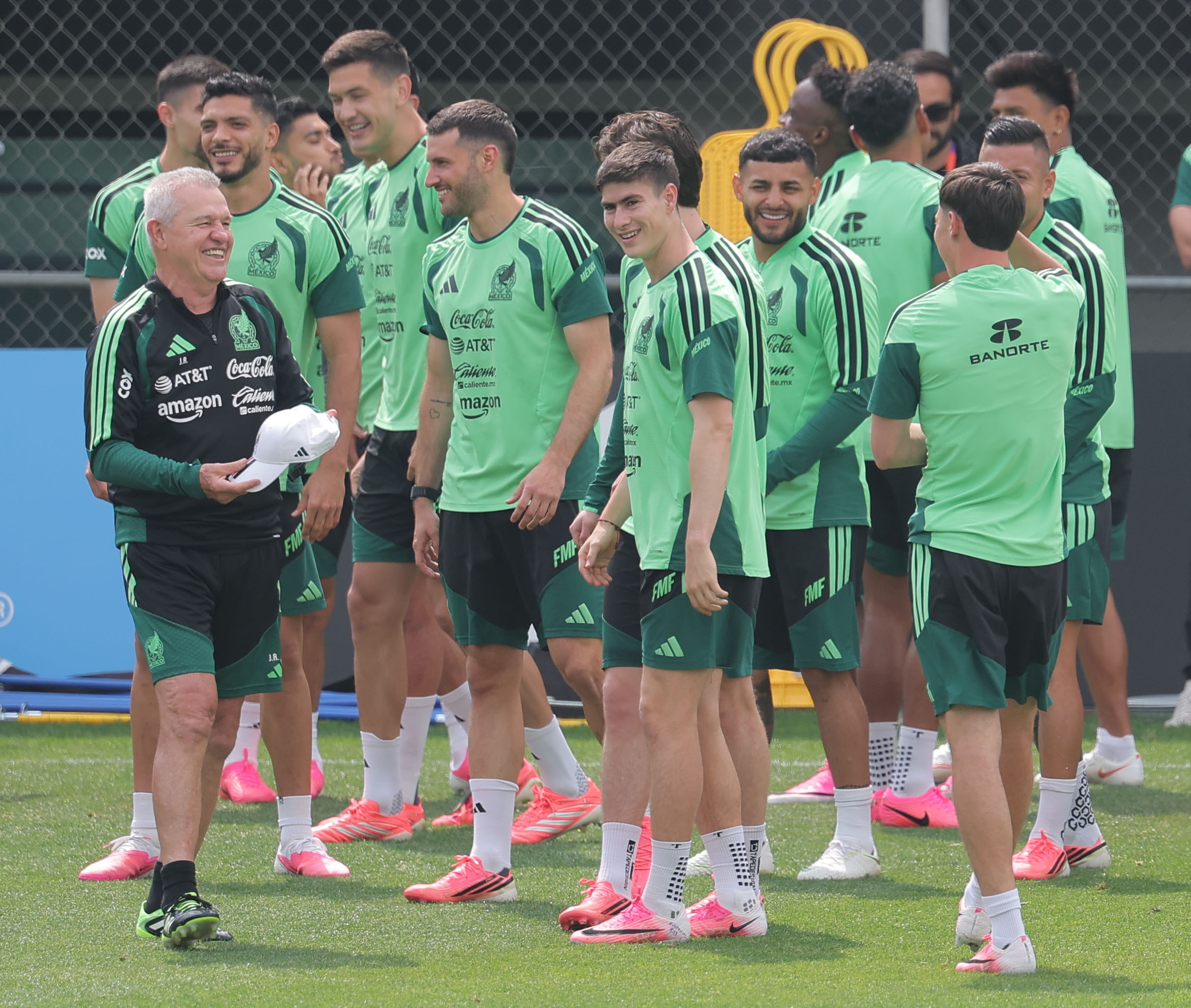 Javier Aguirre y sus jugadores durante un entranamiento previo al debut en el Mundial.