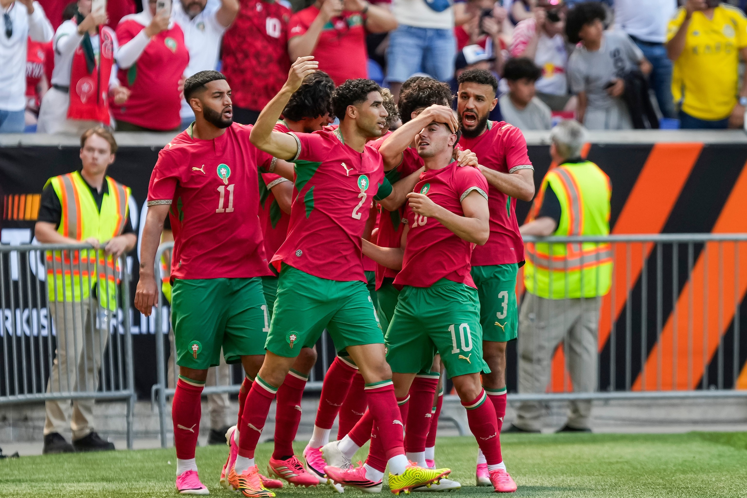 Brahim Díaz, jugador del Real Madrid, celebra un gol frenta a Noruega junto a sus compañeros.