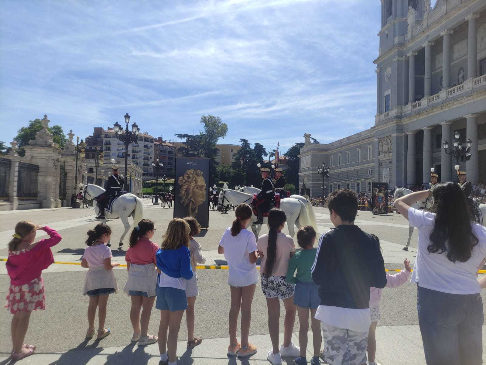 Varios menores en el campamento de las Galerías Reales.