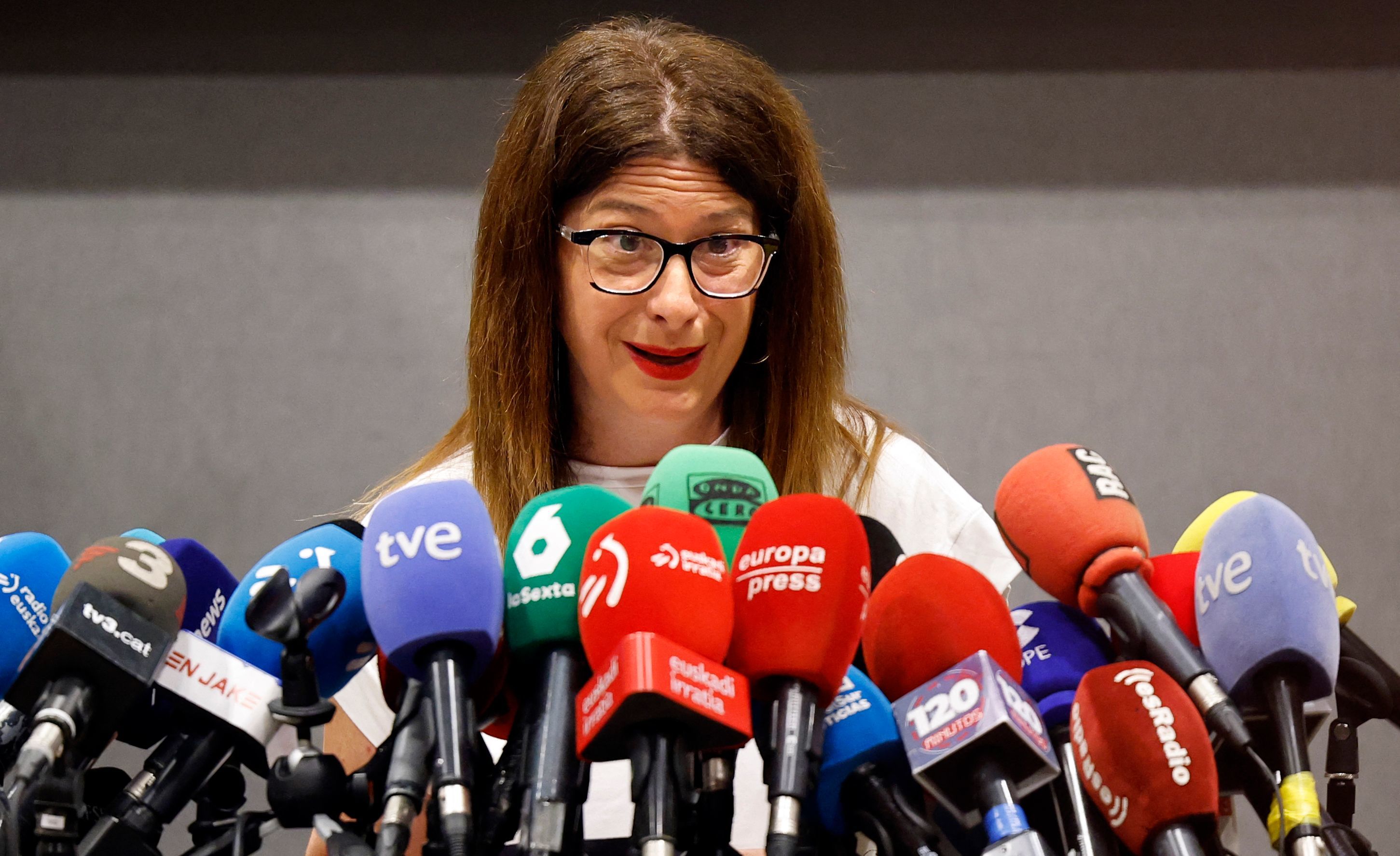 Leire Díez, la 'fontanera' del PSOE, durante una rueda de prensa.