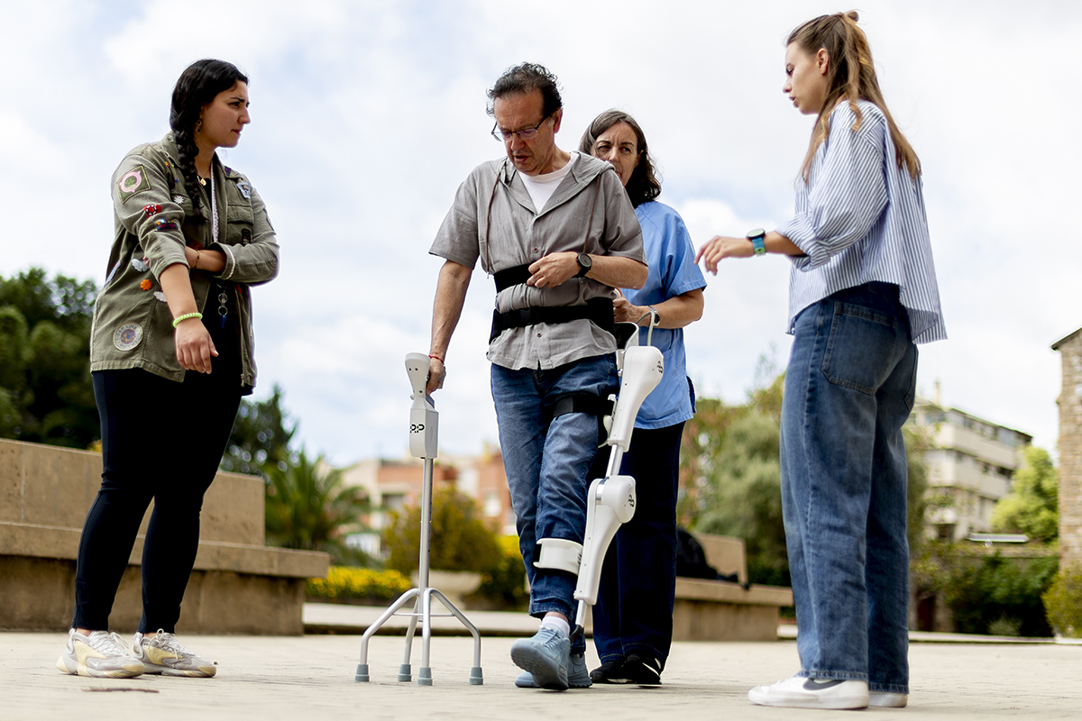 Pedro Asensio, en una sesión con las fisioterapeutas del Hospital de la Esperanza.
