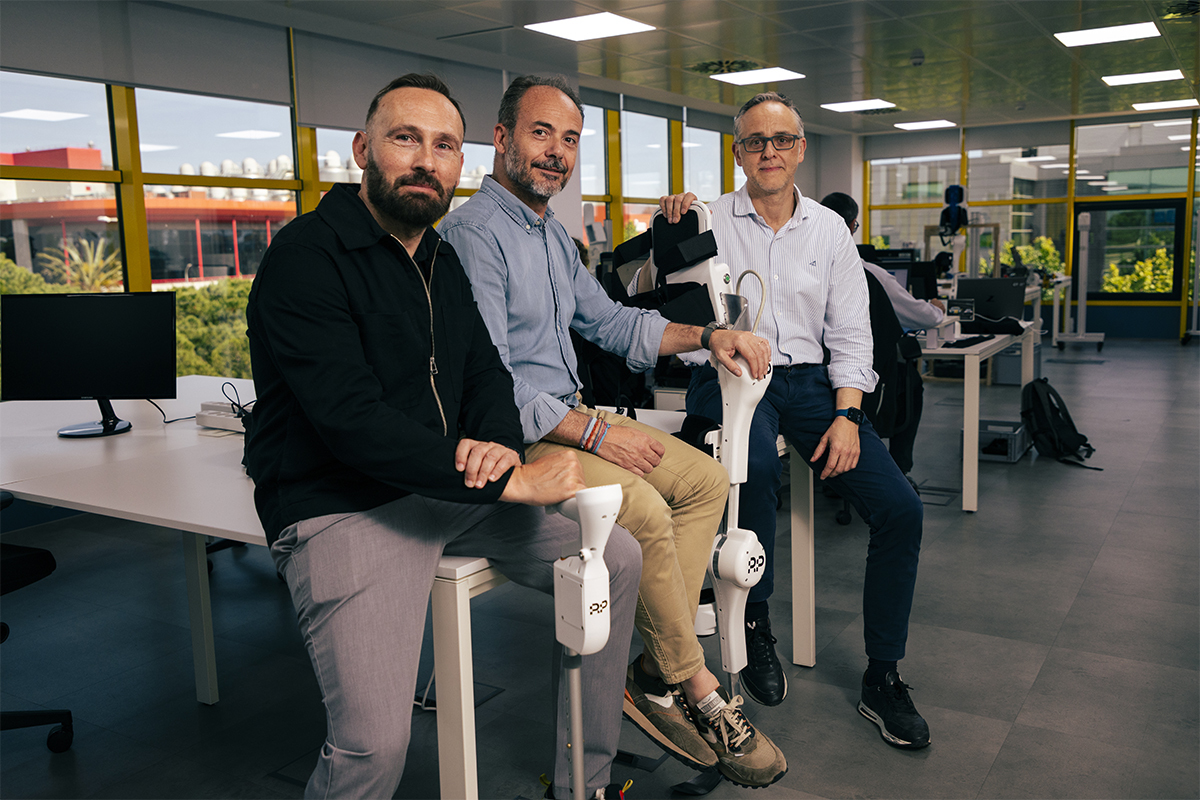 Iván Martínez (al fondo), Marc Serra y Dionís Guzmán, socios de Robopedics.