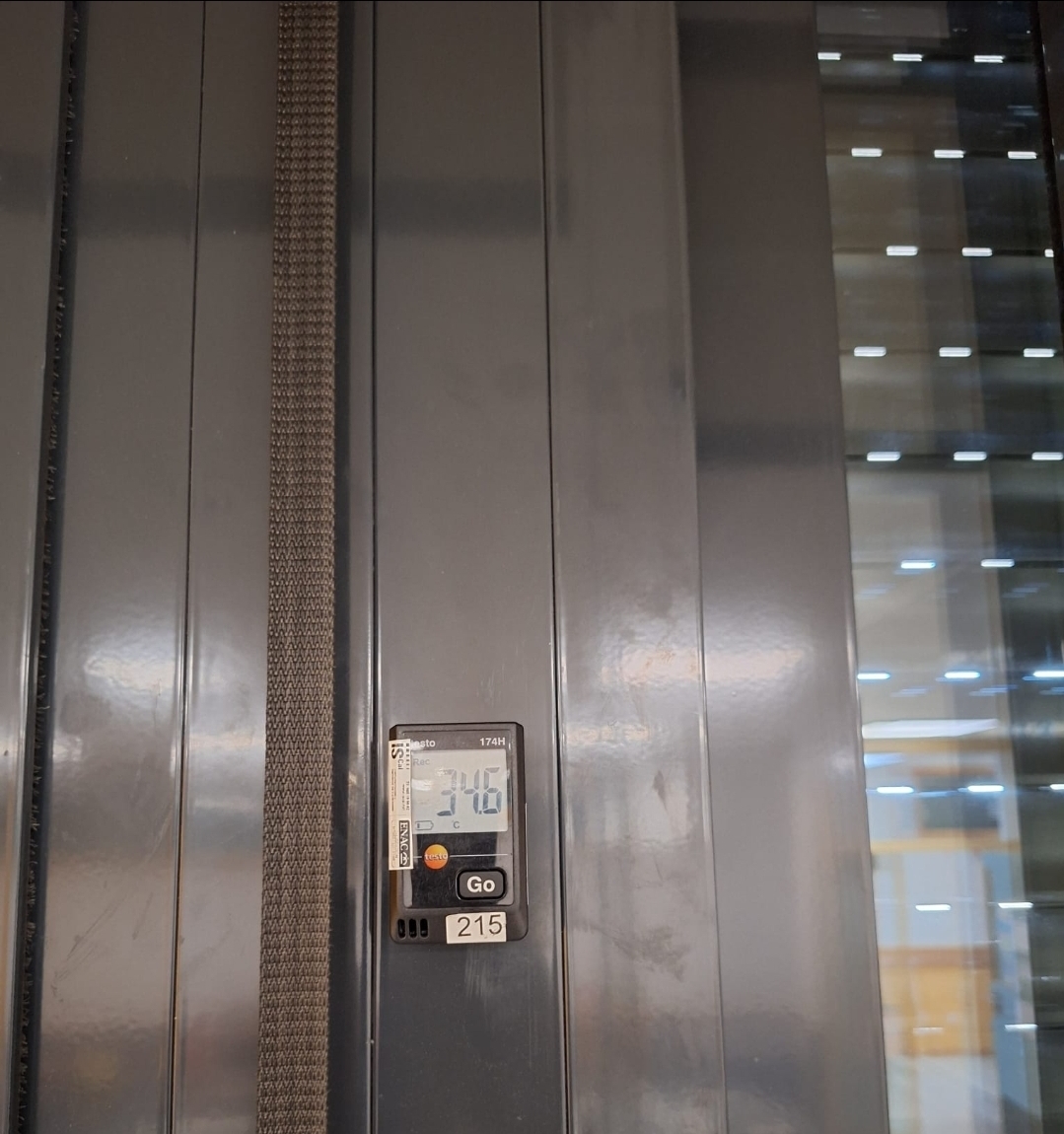 Fotografía de un termómetro tomada por la AMPA "a las 8.44 horas del 1 de junio".