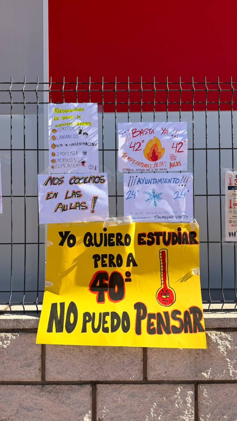 Carteles colgados en las vallas del centro durante la concentración de ayer.