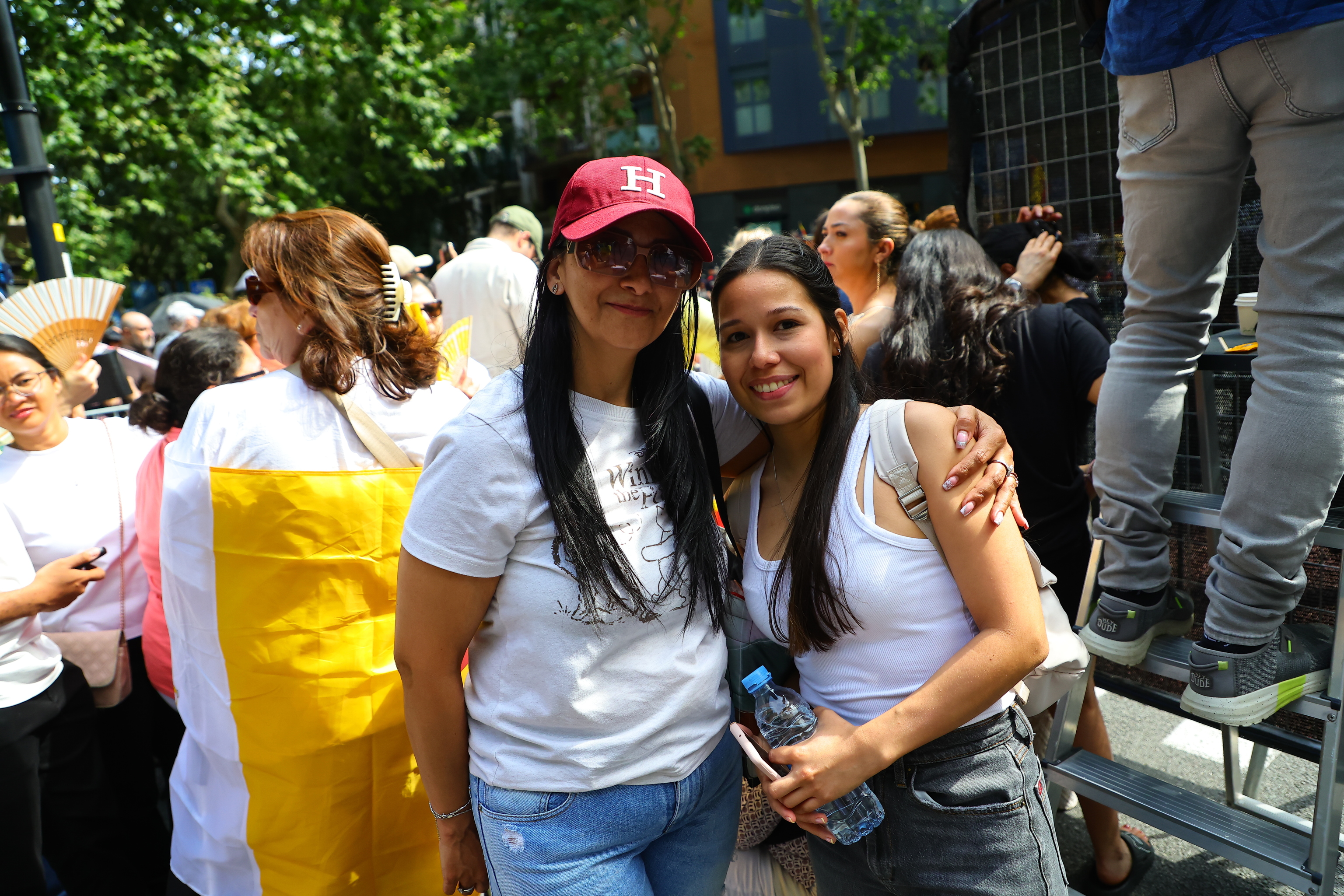Diana y Natalia esperando la llegada del Papamóvil.