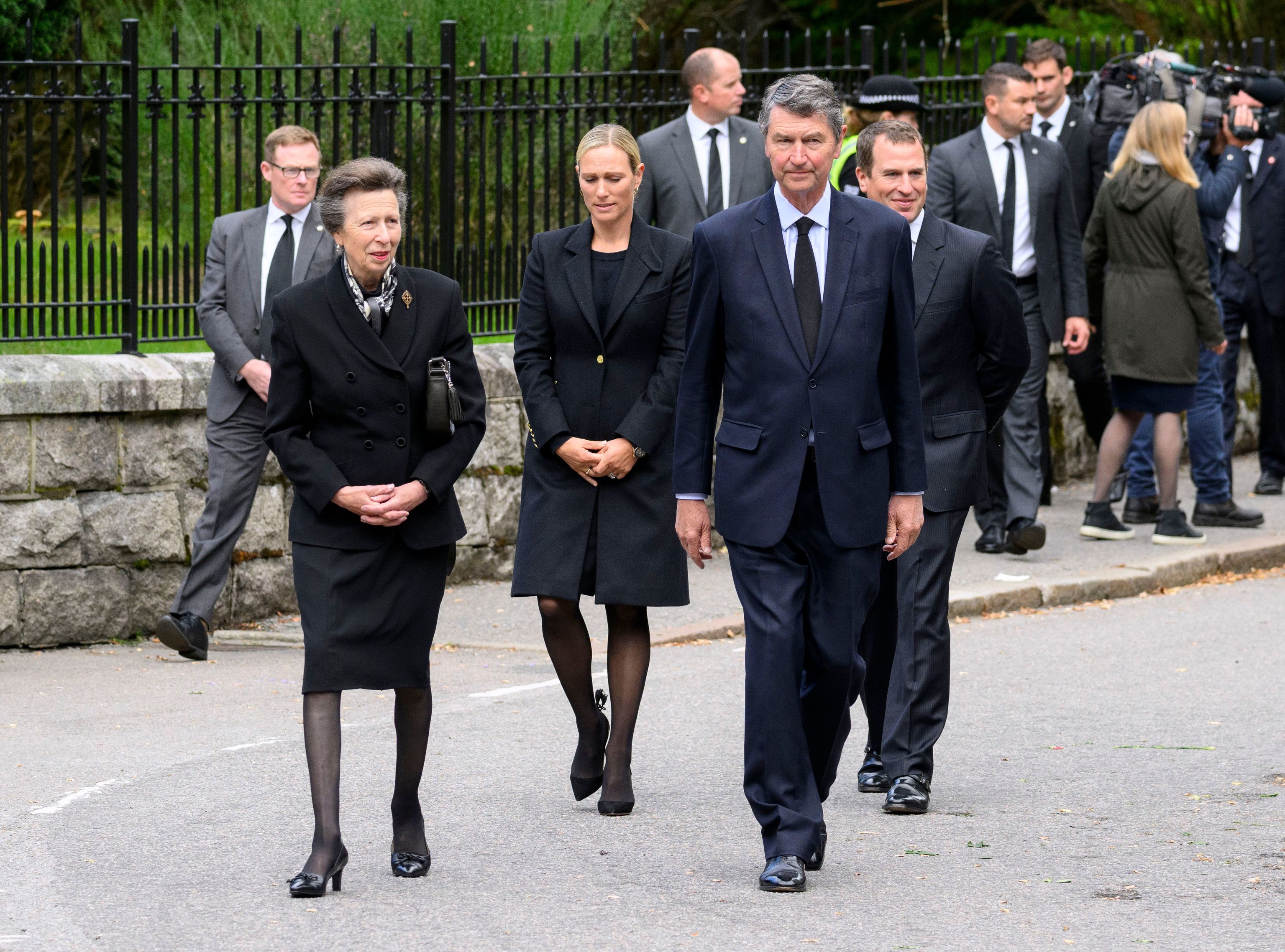 La princesa Ana con su marido, Tim Laurence, y sus hijos, Zara y Peter, en el funeral de Isabel II en 2022