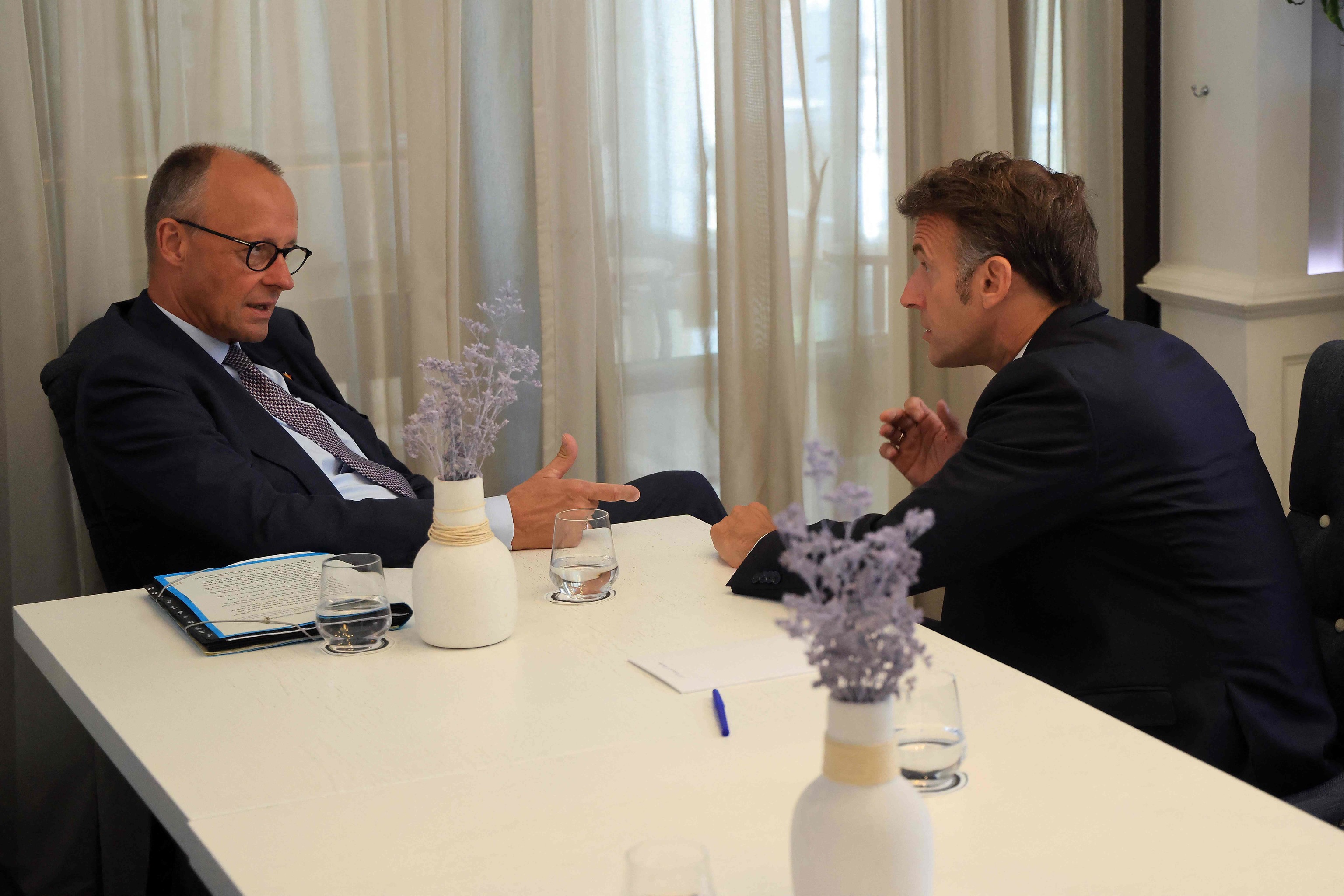 El canciller alemán, Friedrich Merz y el presidente francés, Emmanuel Macron, en su encuentro bilateral en Tivat al margen de la cumbre UE-Balcanes