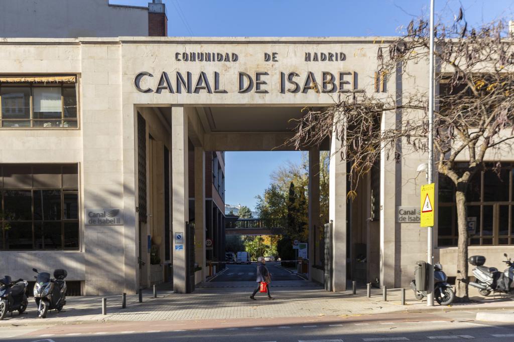 Fachada del Canal de Isabel II en una imagen de archivo.
