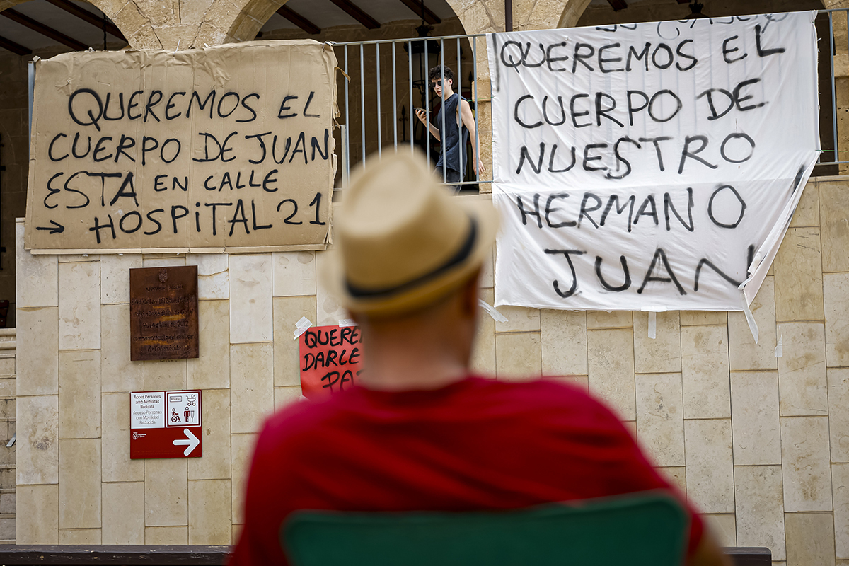 La familia de 'Juanete' acampa desde hace días a las puertas del Ayuntamiento de Denia (Alicante) para reclamar que la administración local o que la justicia le ayude con los gastos de exhumar lo que resta de la osamenta del fallecido.