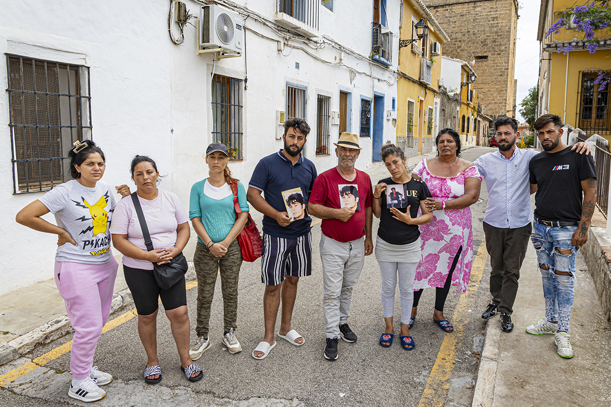 Hermanos y sobrinos de Juan Navarro Navarro, entre ellos su hermano César (de rojo, en el centro), delante de la antigua casa familiar, de fachada amarilla.